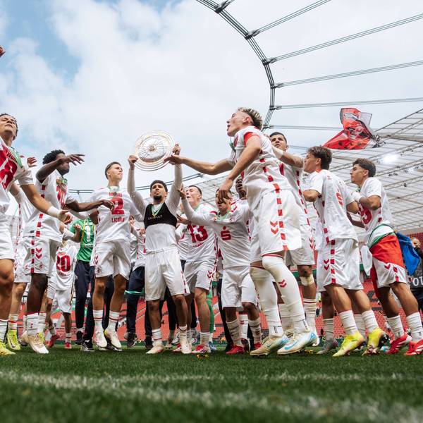 18.05.25, Herren, Fussball, U19 A-Junioren Bundesliga Finale 2025, Bayer 04 Leverkusen U19 - 1.FC Köln U19, Saison 2024/2025, Finale, U19 Mannschaft vom 1.FC Köln feiert auf dem Rasen nach dem Gewinn der Junioren Meisterschaft mit der Meisterschale Leverkusen BayArena NRW Deutschland *** 18 05 25, Men, Football, U19 A Junior Bundesliga Final 2025, Bayer 04 Leverkusen U19 1 FC Köln U19, Season 2024 2025, Final, U19 team from 1 FC Köln celebrates on the pitch after winning the junior championship with the championship trophy Leverkusen BayArena NRW Germany