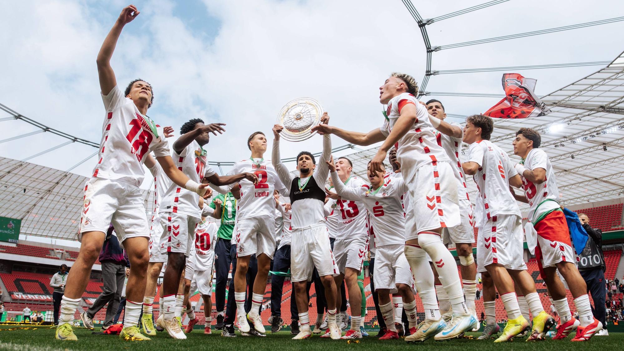 18.05.25, Herren, Fussball, U19 A-Junioren Bundesliga Finale 2025, Bayer 04 Leverkusen U19 - 1.FC Köln U19, Saison 2024/2025, Finale, U19 Mannschaft vom 1.FC Köln feiert auf dem Rasen nach dem Gewinn der Junioren Meisterschaft mit der Meisterschale Leverkusen BayArena NRW Deutschland *** 18 05 25, Men, Football, U19 A Junior Bundesliga Final 2025, Bayer 04 Leverkusen U19 1 FC Köln U19, Season 2024 2025, Final, U19 team from 1 FC Köln celebrates on the pitch after winning the junior championship with the championship trophy Leverkusen BayArena NRW Germany