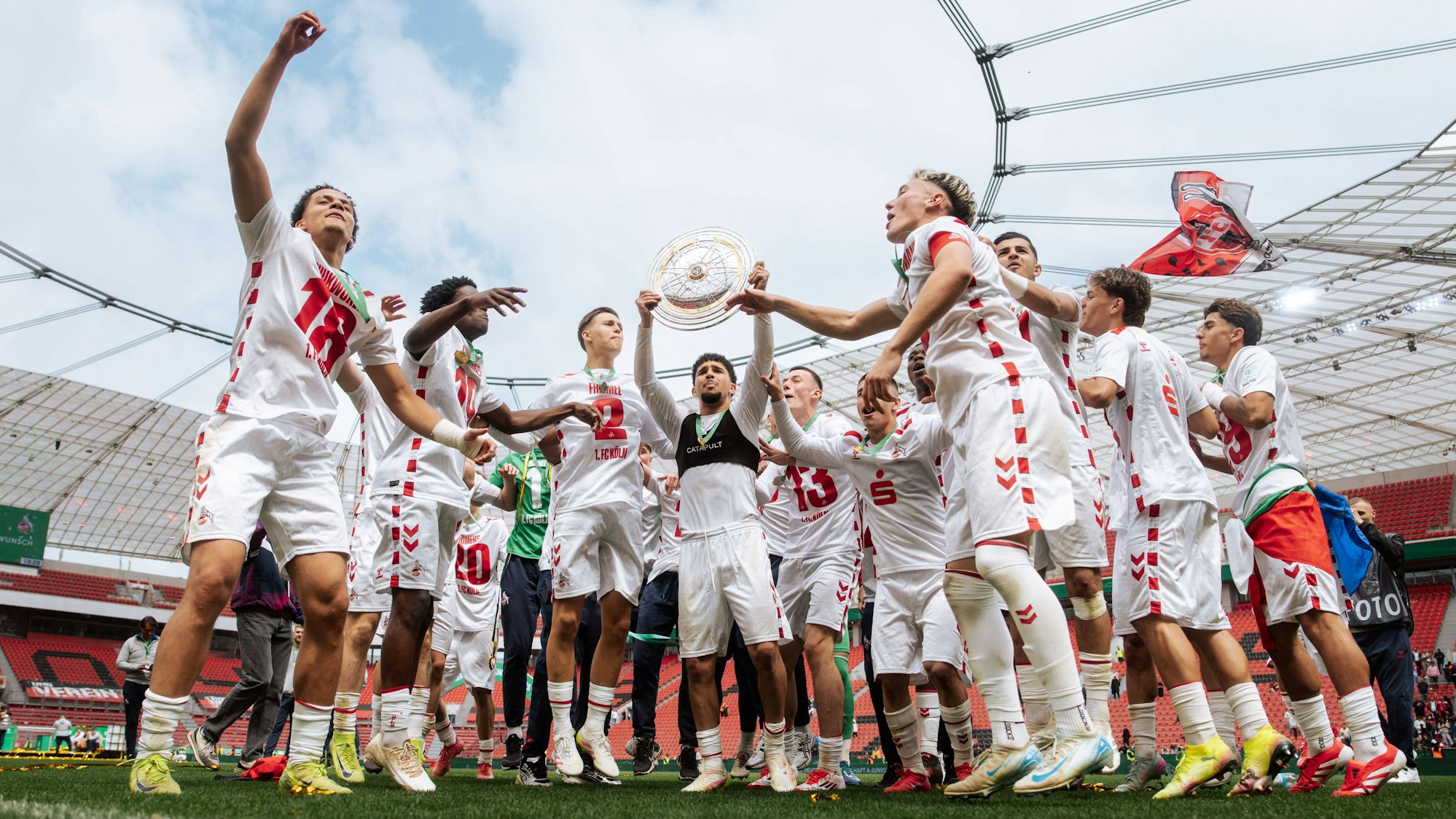 18.05.25, Herren, Fussball, U19 A-Junioren Bundesliga Finale 2025, Bayer 04 Leverkusen U19 - 1.FC Köln U19, Saison 2024/2025, Finale, U19 Mannschaft vom 1.FC Köln feiert auf dem Rasen nach dem Gewinn der Junioren Meisterschaft mit der Meisterschale Leverkusen BayArena NRW Deutschland *** 18 05 25, Men, Football, U19 A Junior Bundesliga Final 2025, Bayer 04 Leverkusen U19 1 FC Köln U19, Season 2024 2025, Final, U19 team from 1 FC Köln celebrates on the pitch after winning the junior championship with the championship trophy Leverkusen BayArena NRW Germany