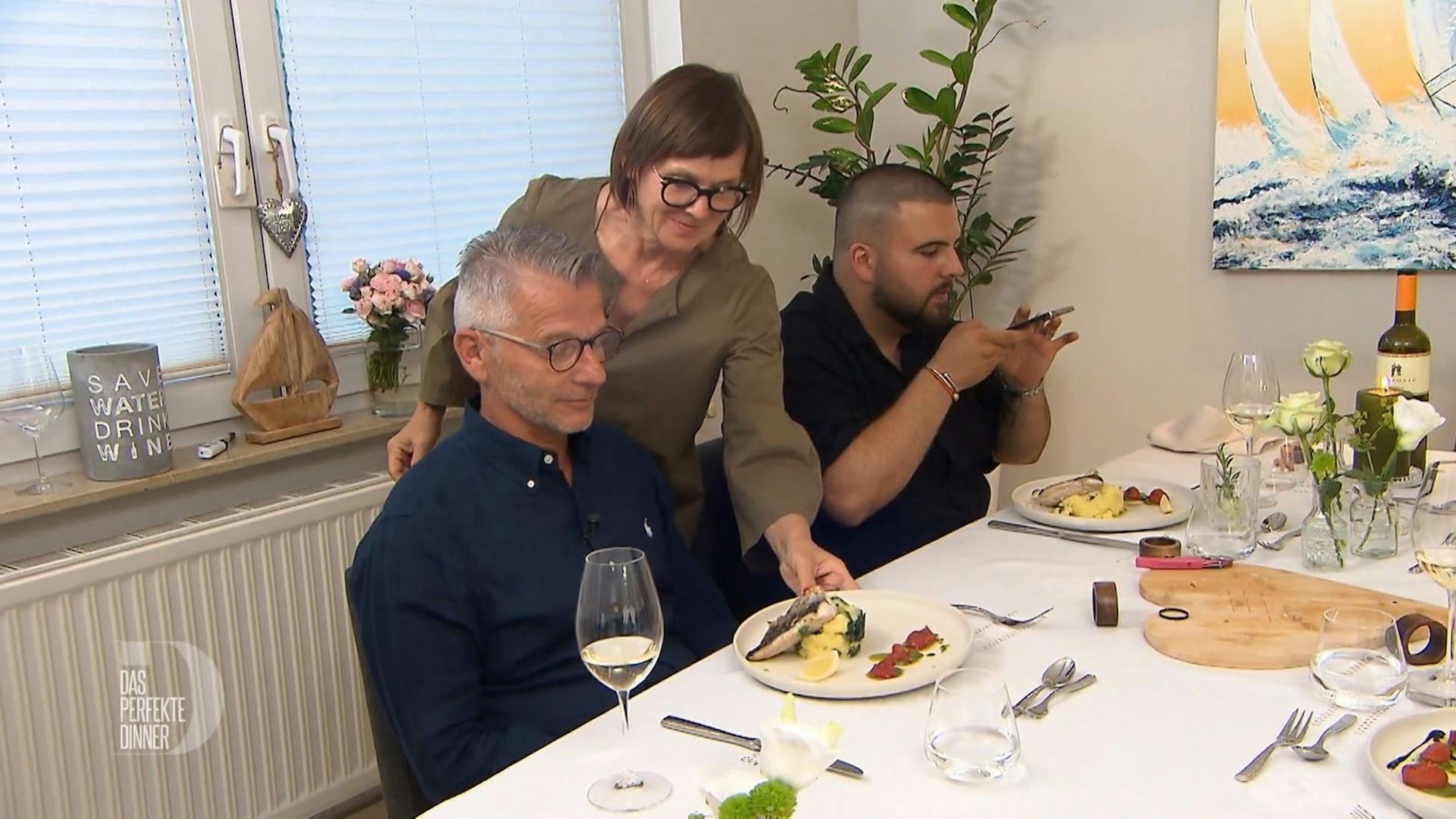 Reiner (links) gibt beim Anblick des Wolfsbarsches ein wohliges „Mmm“ von sich.
(Bild: RTL)