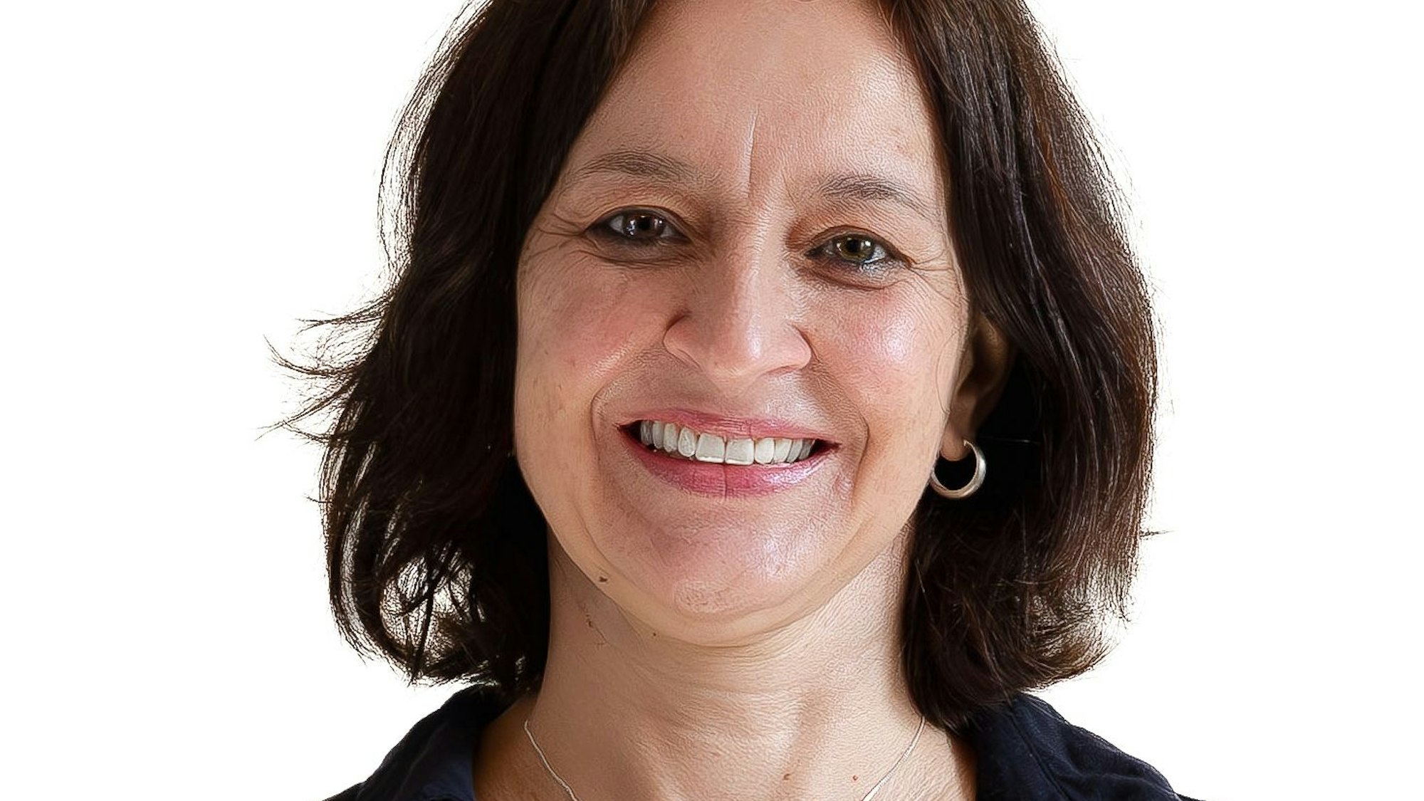 Eine Frau mit dunklem Haar ist im Halbporträt zu sehen.