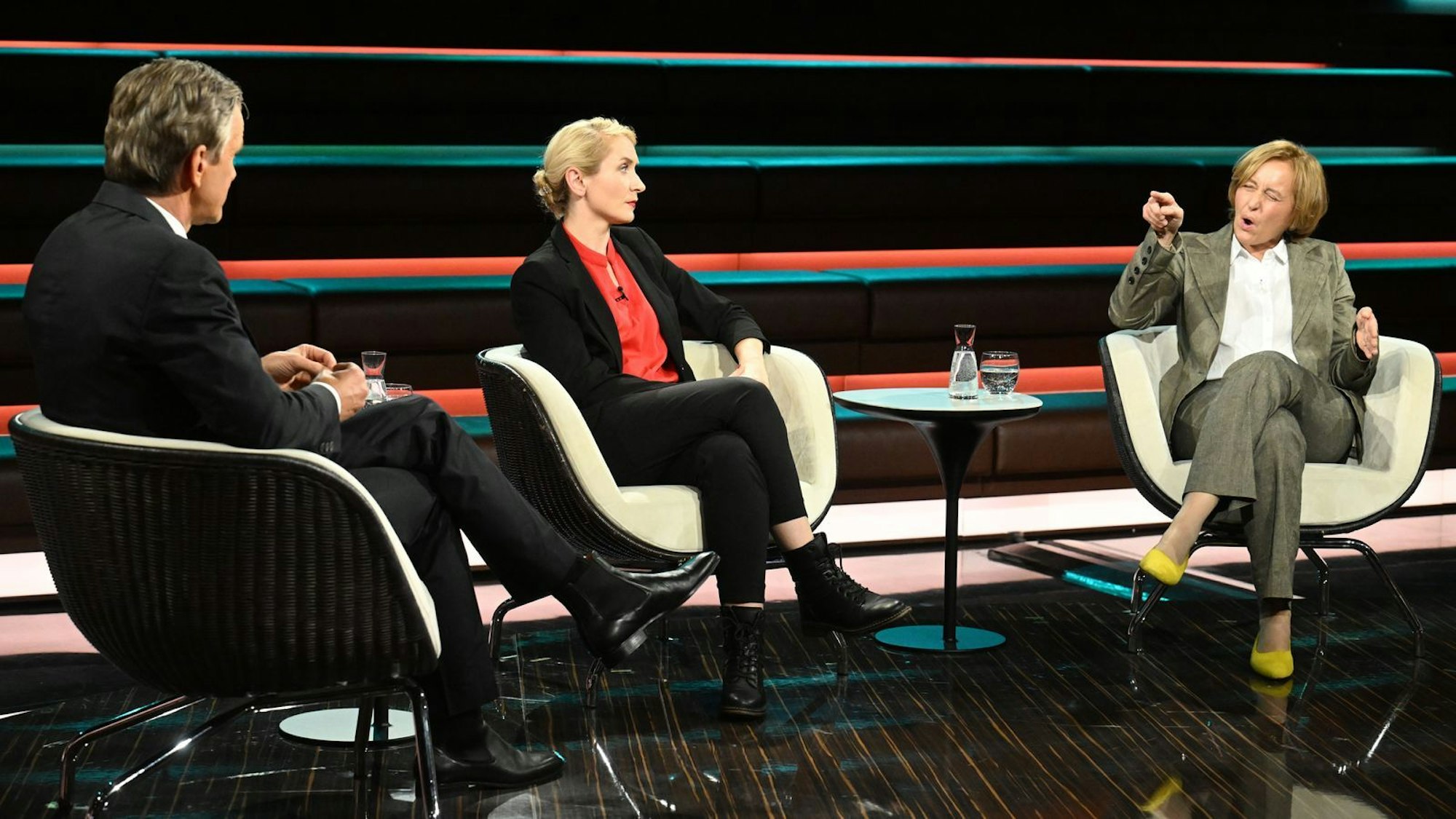 AfD-Politikerin Beatrix von Storch (rechts) kritisierte die ständigen Ordnungsrufe, die die AfD seit März im Bundestag kassiert, als „einseitig“. (Bild: Cornelia Lehmann, ZDF)
