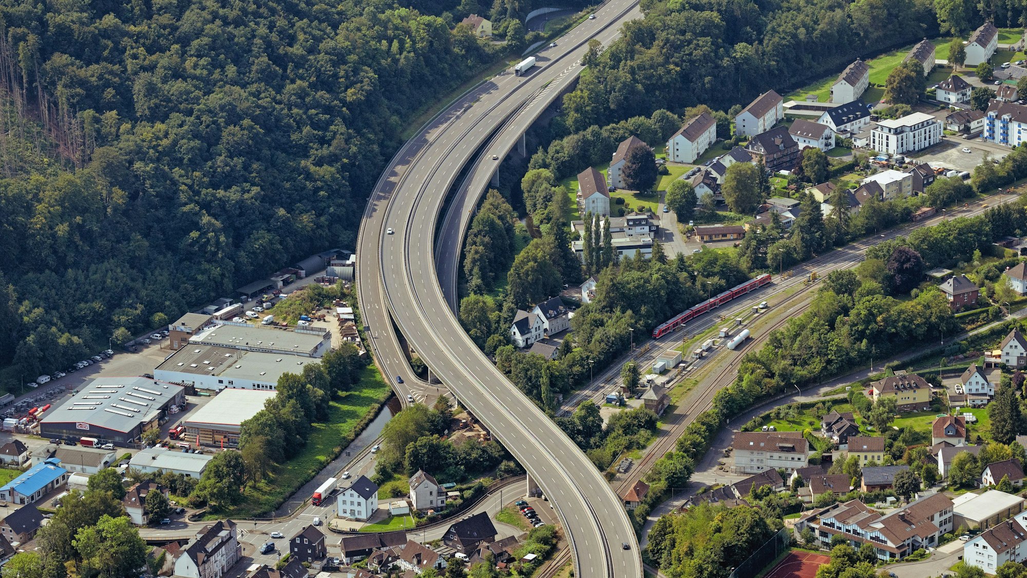 Zu sehen ist ein Luftbild, das den Ort Vollmerhausen zeigt.