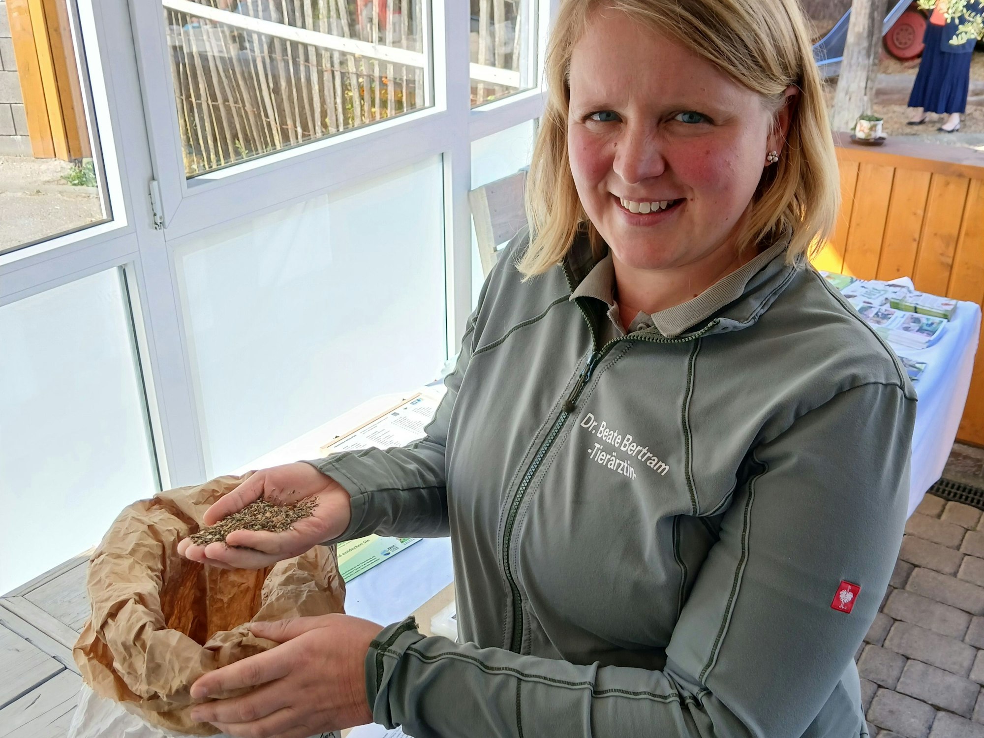 Tierärztin Dr. Beate Betram aus Zülpich greift in einen Sack mit Wildsamen.