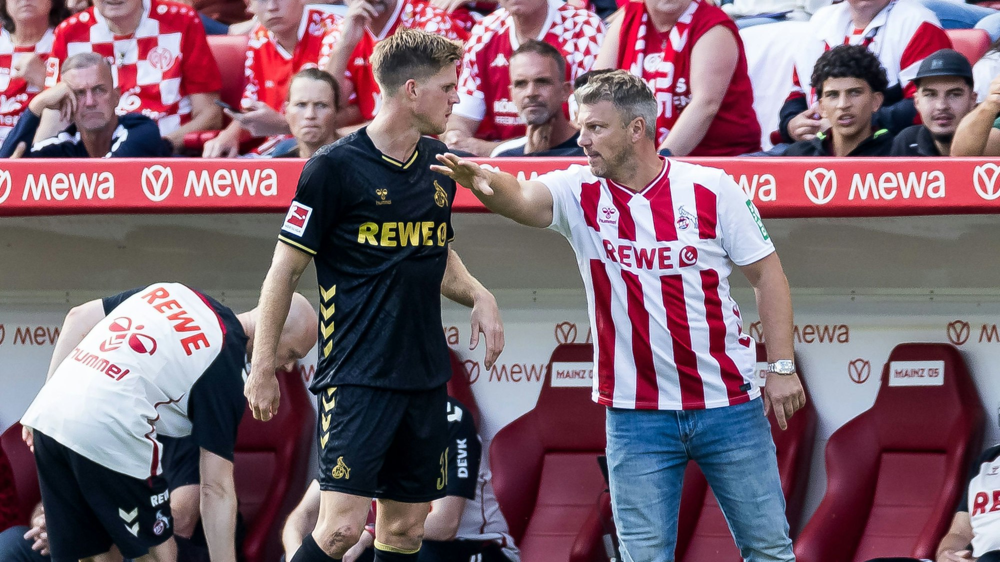 Lukas Kwasniok gibt FC-Stürmer Marius Bülter Anweisungen.