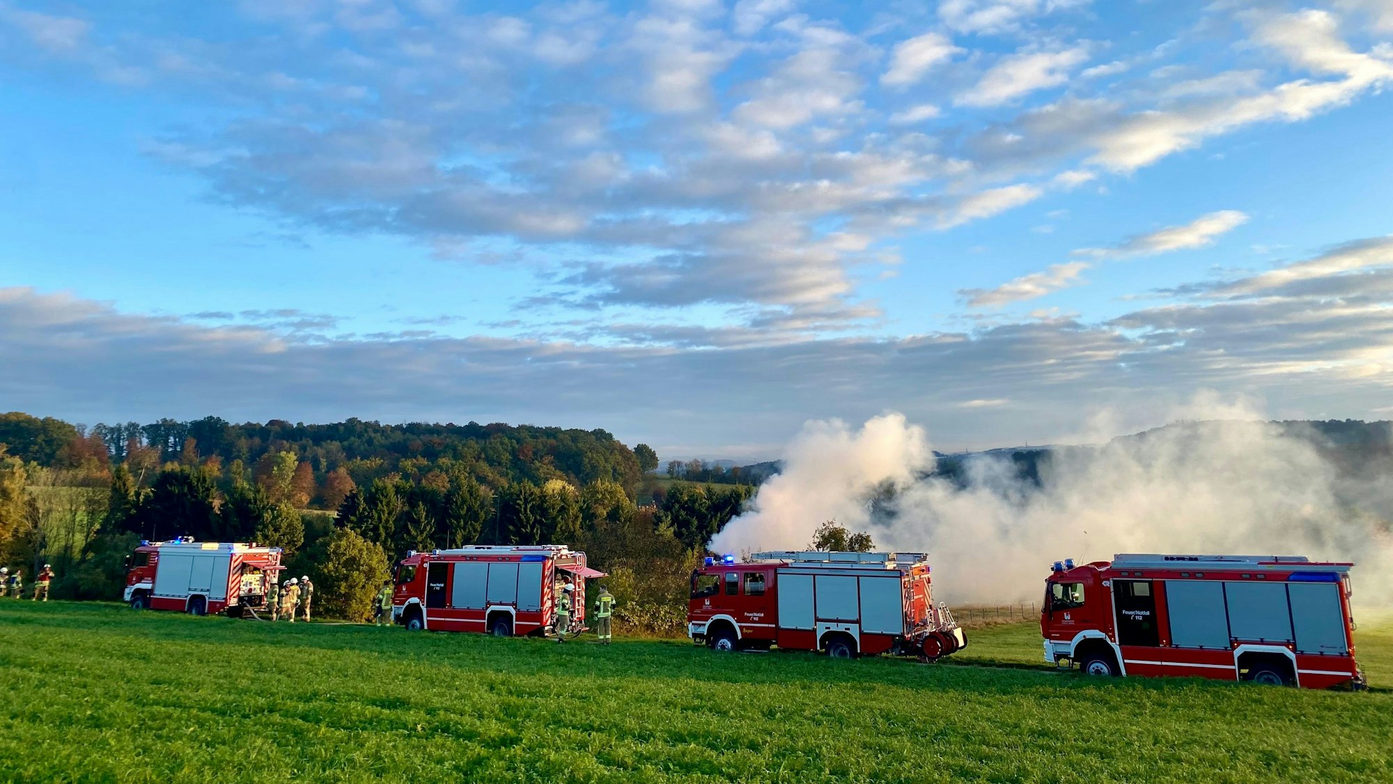 Mehrere Fahrzeuge der Wiehler Feuerwehr.