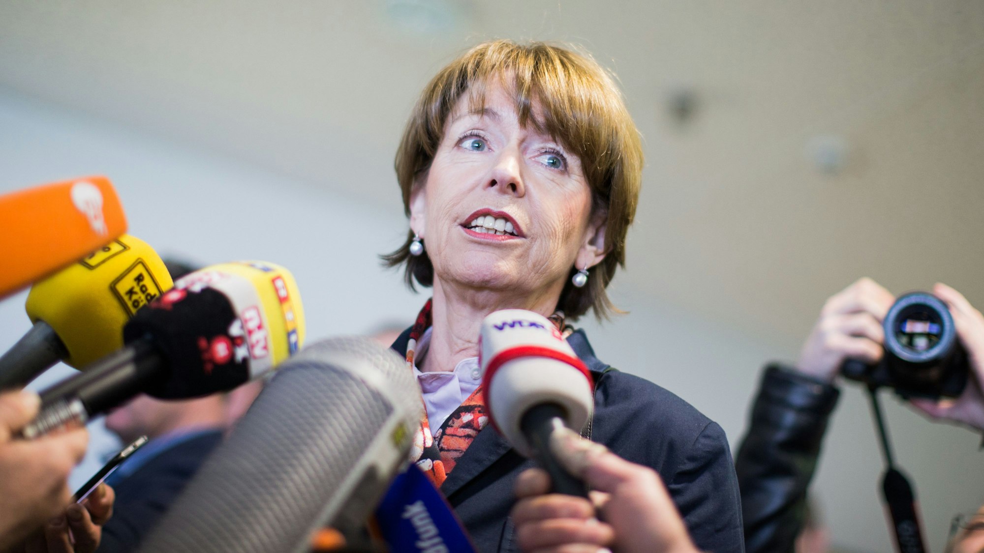 ARCHIV - Die Oberbürgermeisterin von Köln, Henriette Reker, spricht am 29.04.2016 vor einem Verhandlungssaal des Oberlandesgerichts in Düsseldorf (Nordrhein-Westfalen) mit Journalisten. Foto: Rolf Vennenbernd/dpa (zu dpa: "Ein Jahr nach der Kölner Oberbürgermeisterwahl") +++(c) dpa - Bildfunk+++