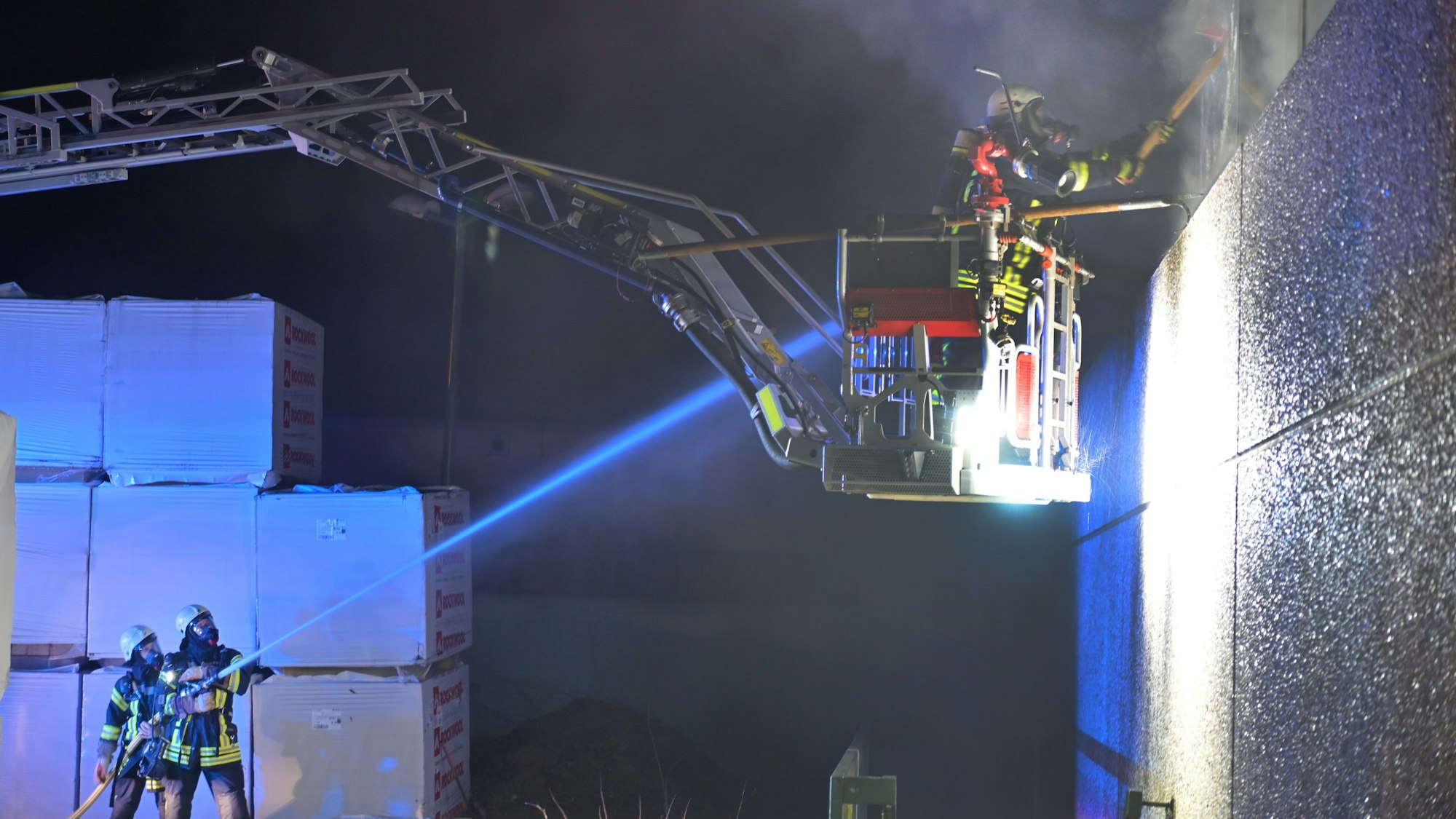 Feuerwehrleute im Einsatz an der Gesamtschule Schlebusch im Januar 2023