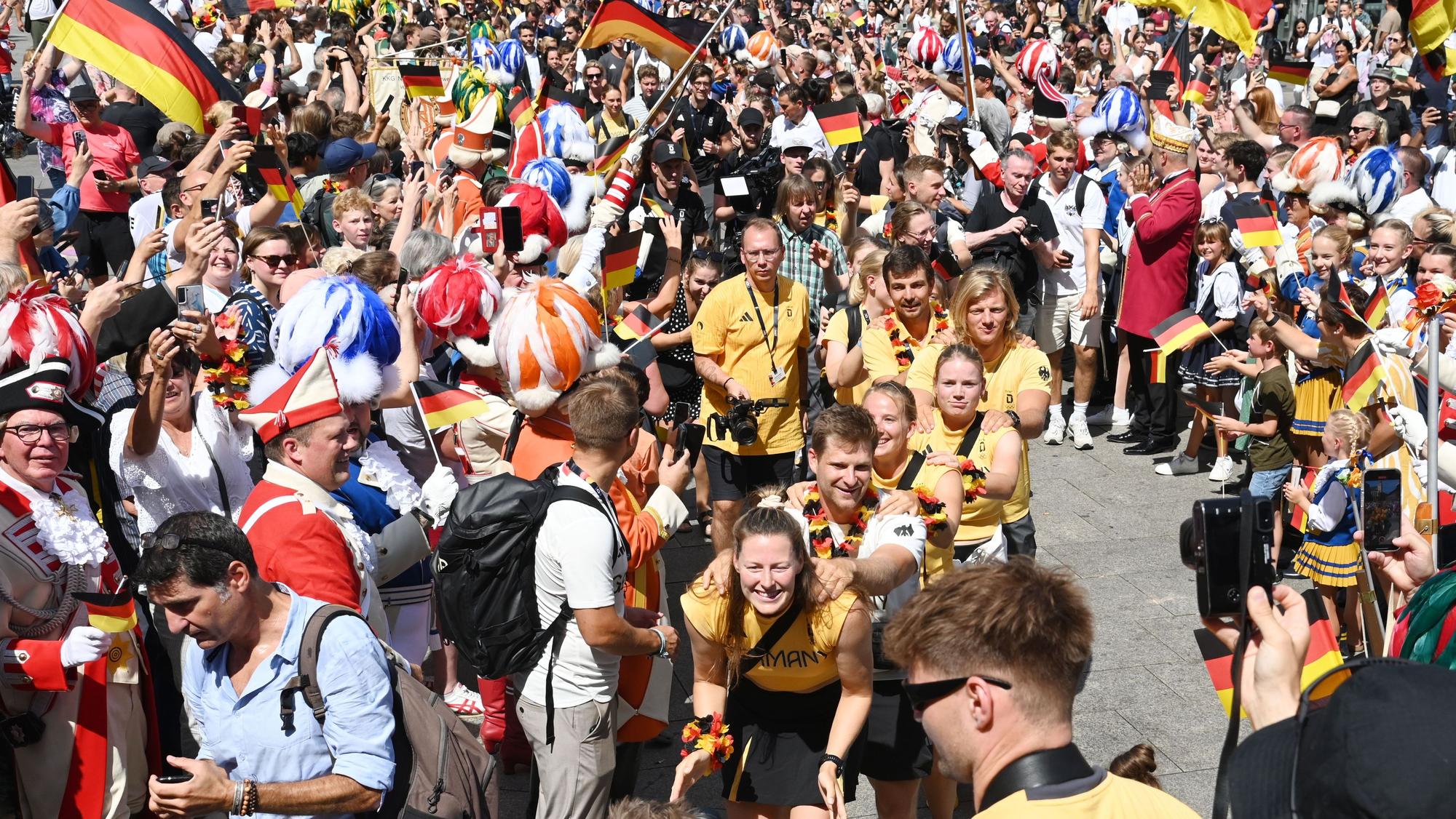 Die Kölner empfingen im Sommer 2024 begeistert das Team Deutschland am Bahnhof und im Rathaus nach den Olympischen Spielen in Paris.