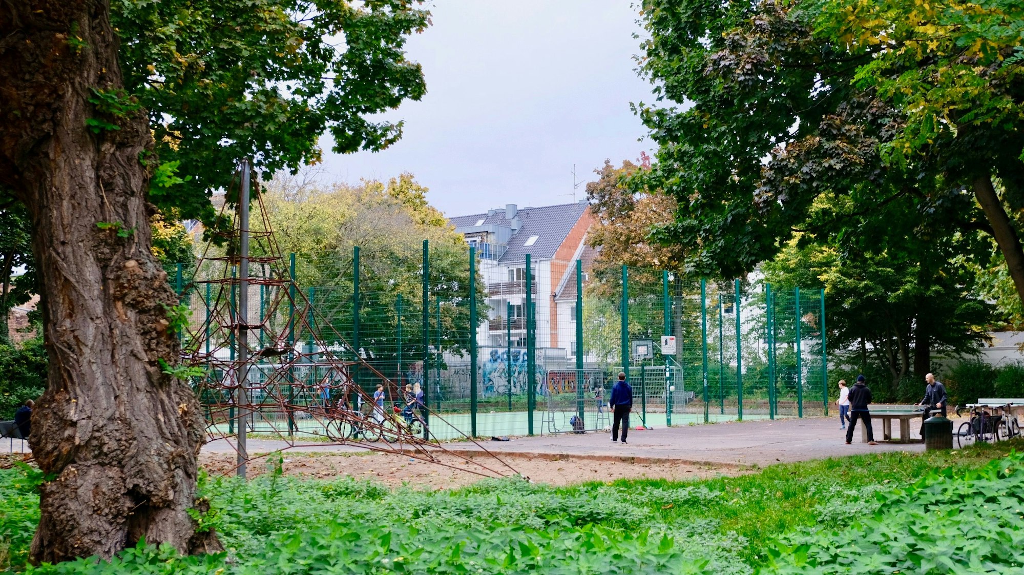 Blick auf einen Bolz- und Spielplatz