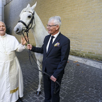 Papst Leo XIV bekommt von Andrzej Michalski, dem Besitzer eines polnischen Gestüts, das Pferd Proton geschenkt. ABACA
