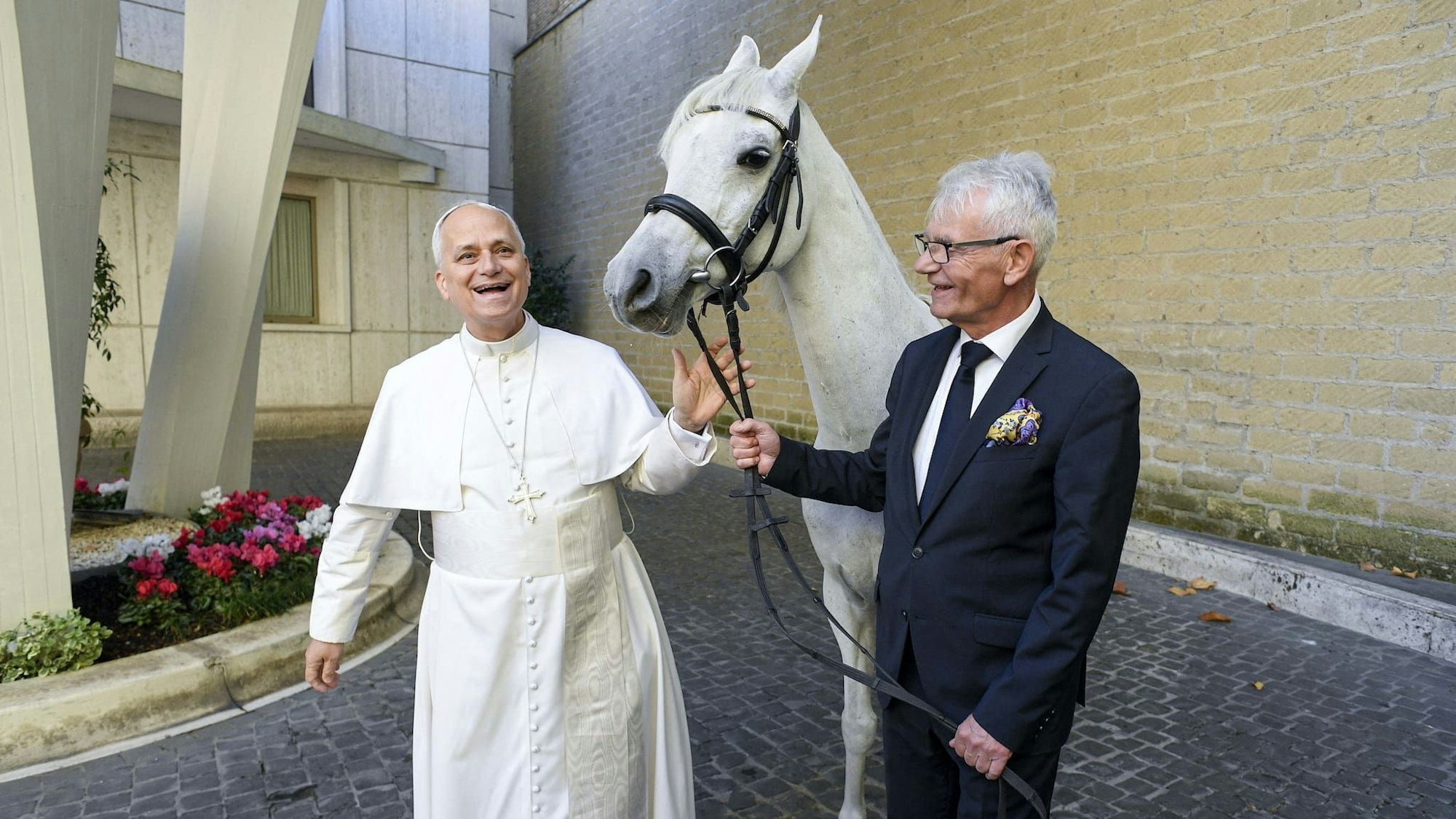 Papst Leo XIV bekommt von Andrzej Michalski, dem Besitzer eines polnischen Gestüts, das Pferd Proton geschenkt. ABACA
