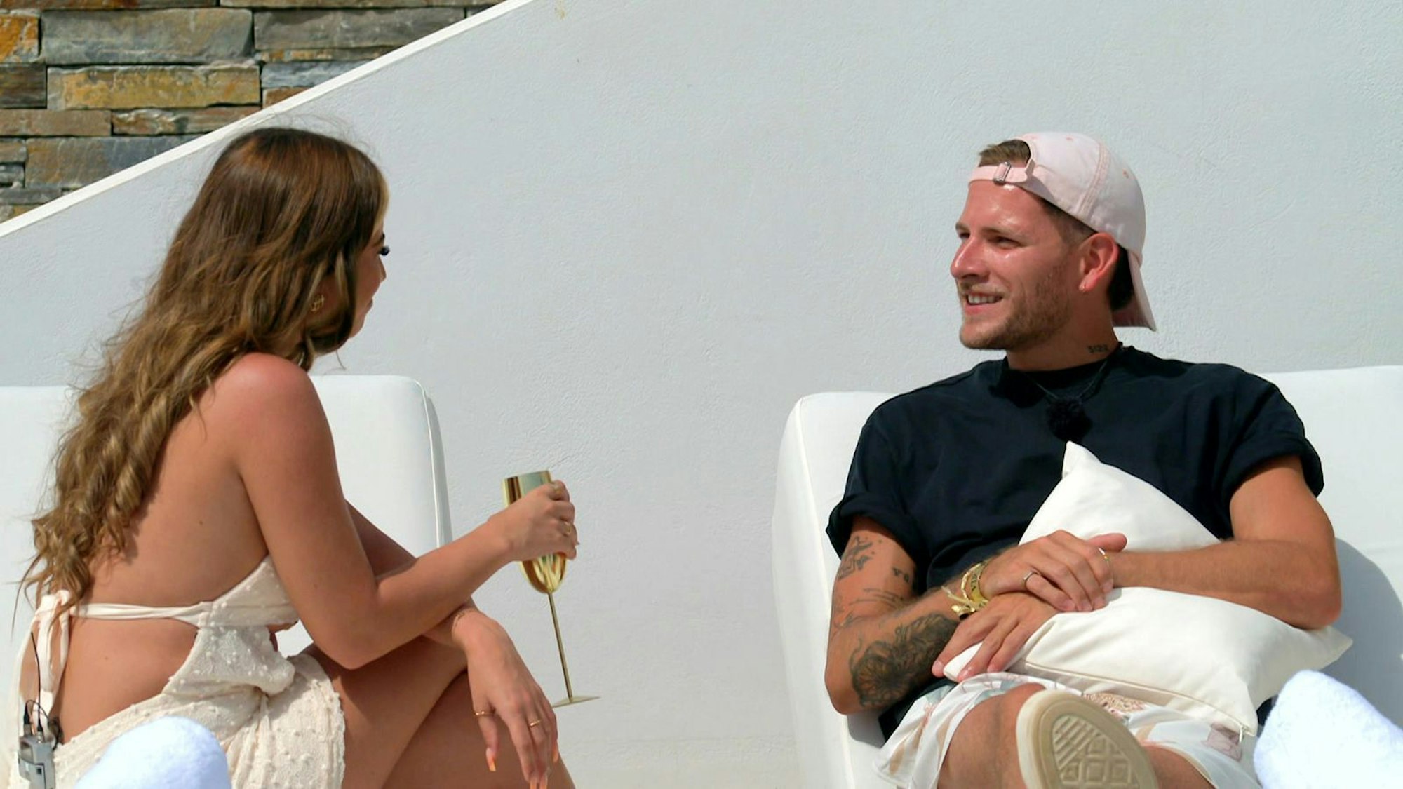 Yannick (rechts) ahnt: „Umut hebt sich sein Grab aus.“ (Bild: RTLZWEI)