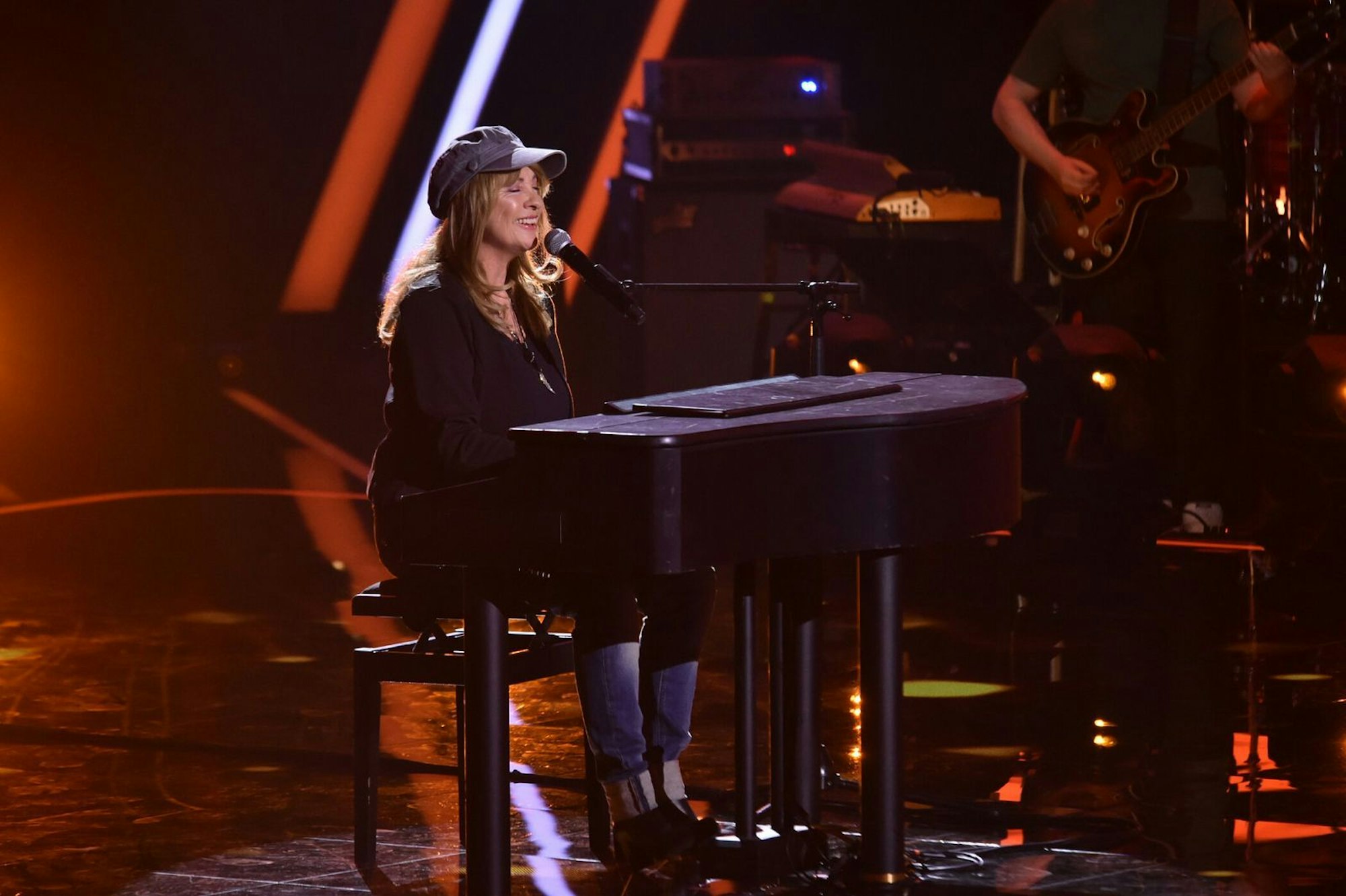 Simone aus Berlin sucht ihre Schwester und singt für sie „Close to You“ von The Carpenters. (Bild: Joyn/ André Kowalski)