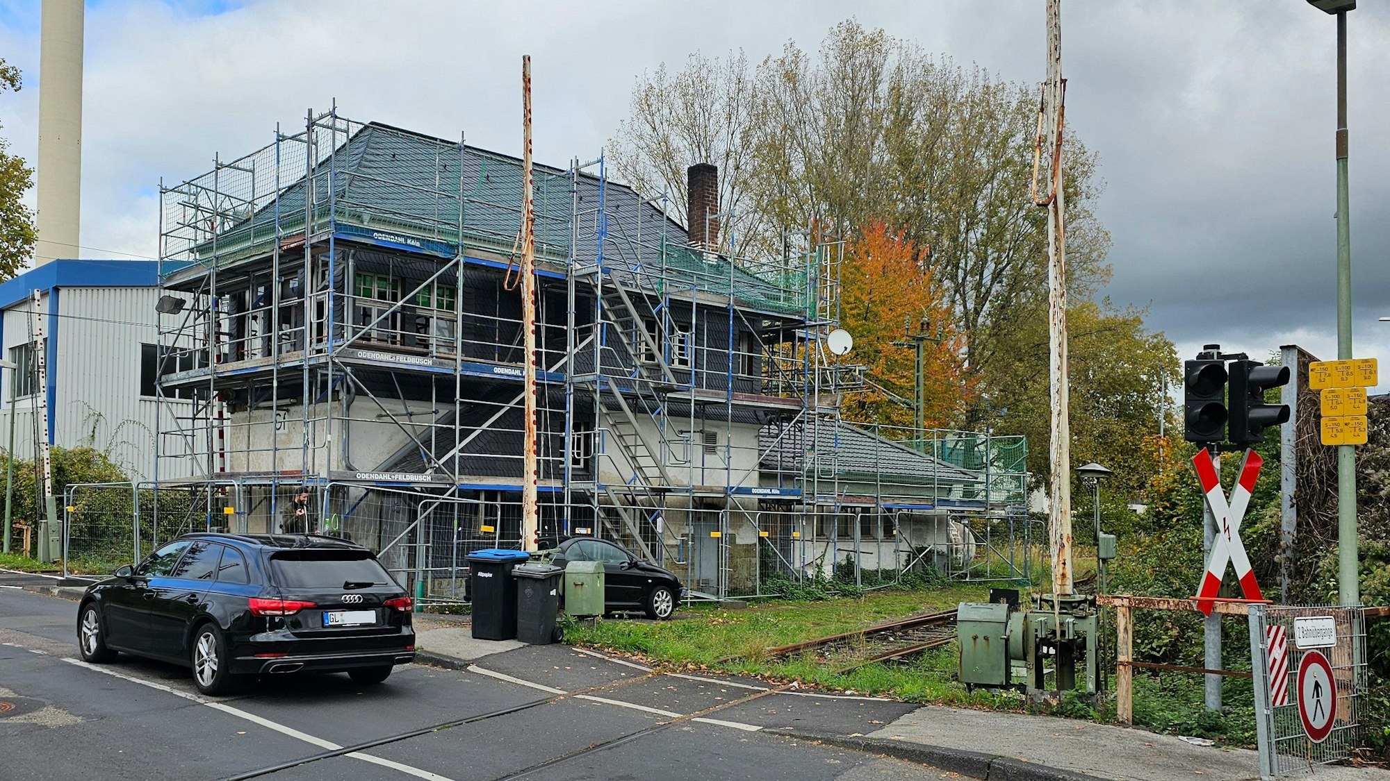 Das Foto zeigt das Stellwerk an der Tannenbergstraße