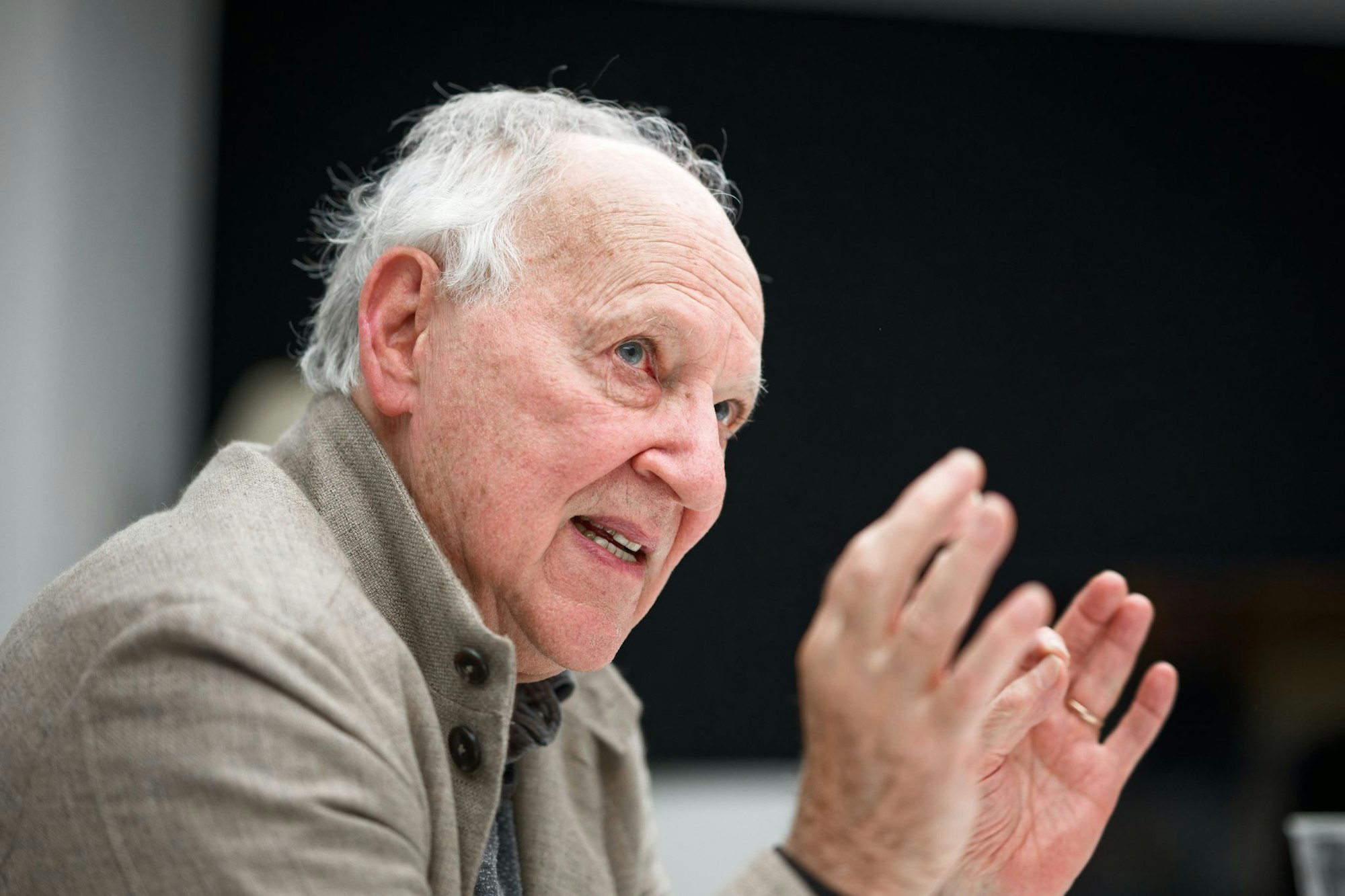 Dass er kein Smartphone besitze, will Werner Herzog (83) nicht als Statement missverstanden wissen - altmodisch und gegen Technik sei er keineswegs.