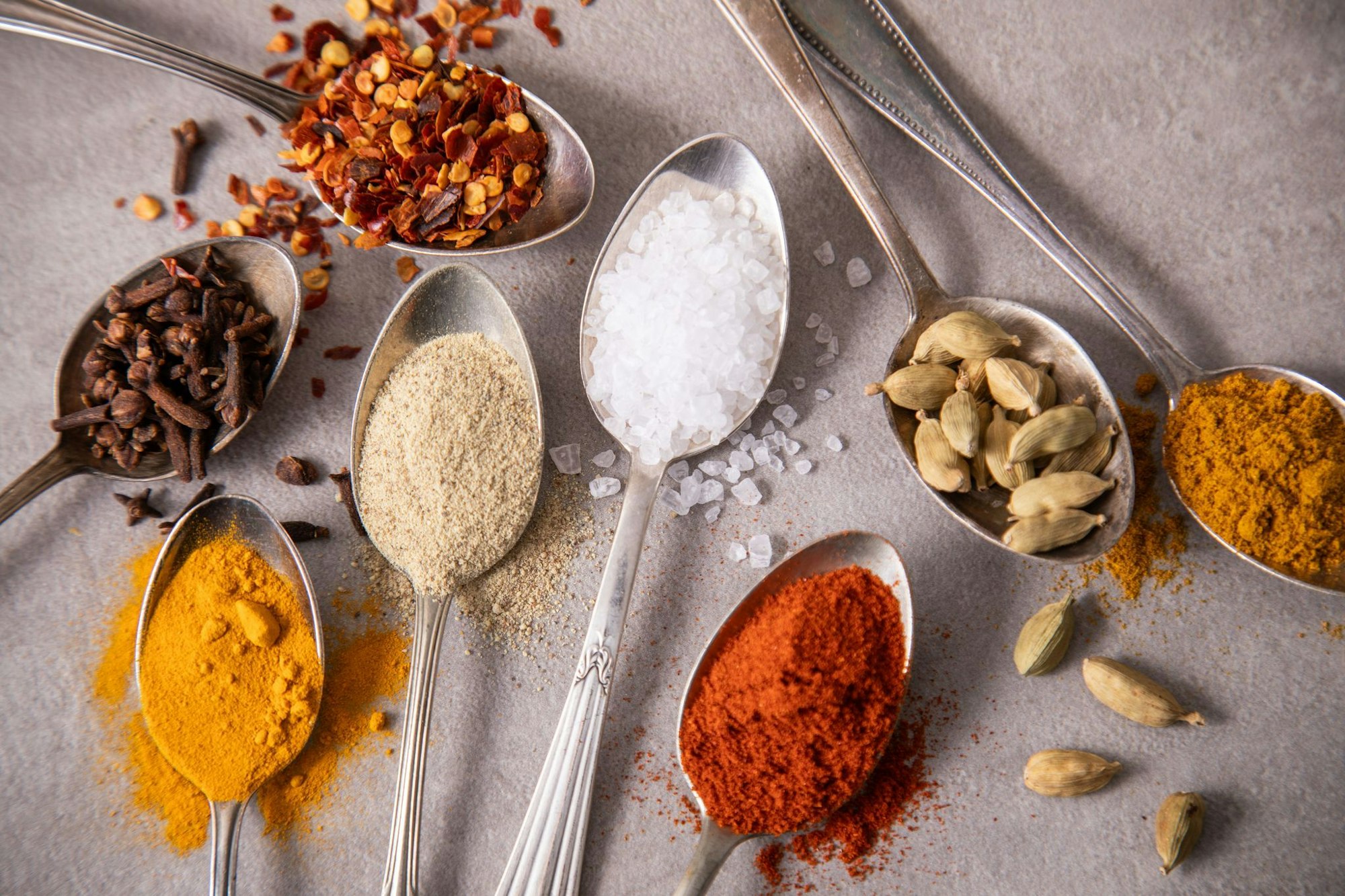 Das Salz in der Suppe? Reicht heute nicht mehr aus. Zunehmend halten Gewürze mit vielschichtigen Aromen Einzug in die Alltagsküche.