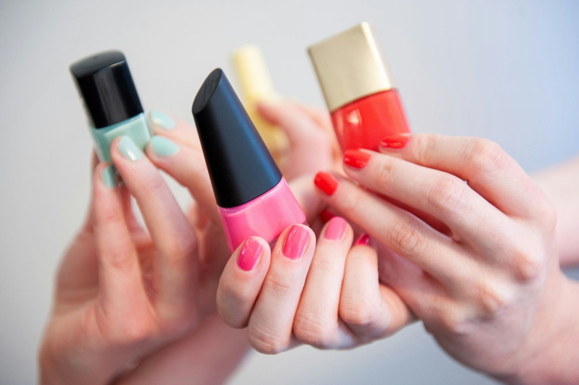 Um Nagellack umweltfreundlich zu entsorgen, sollten flüssige Reste als Sondermüll bei einer Schadstoffsammelstelle oder auf dem Wertstoffhof abgegeben werden.