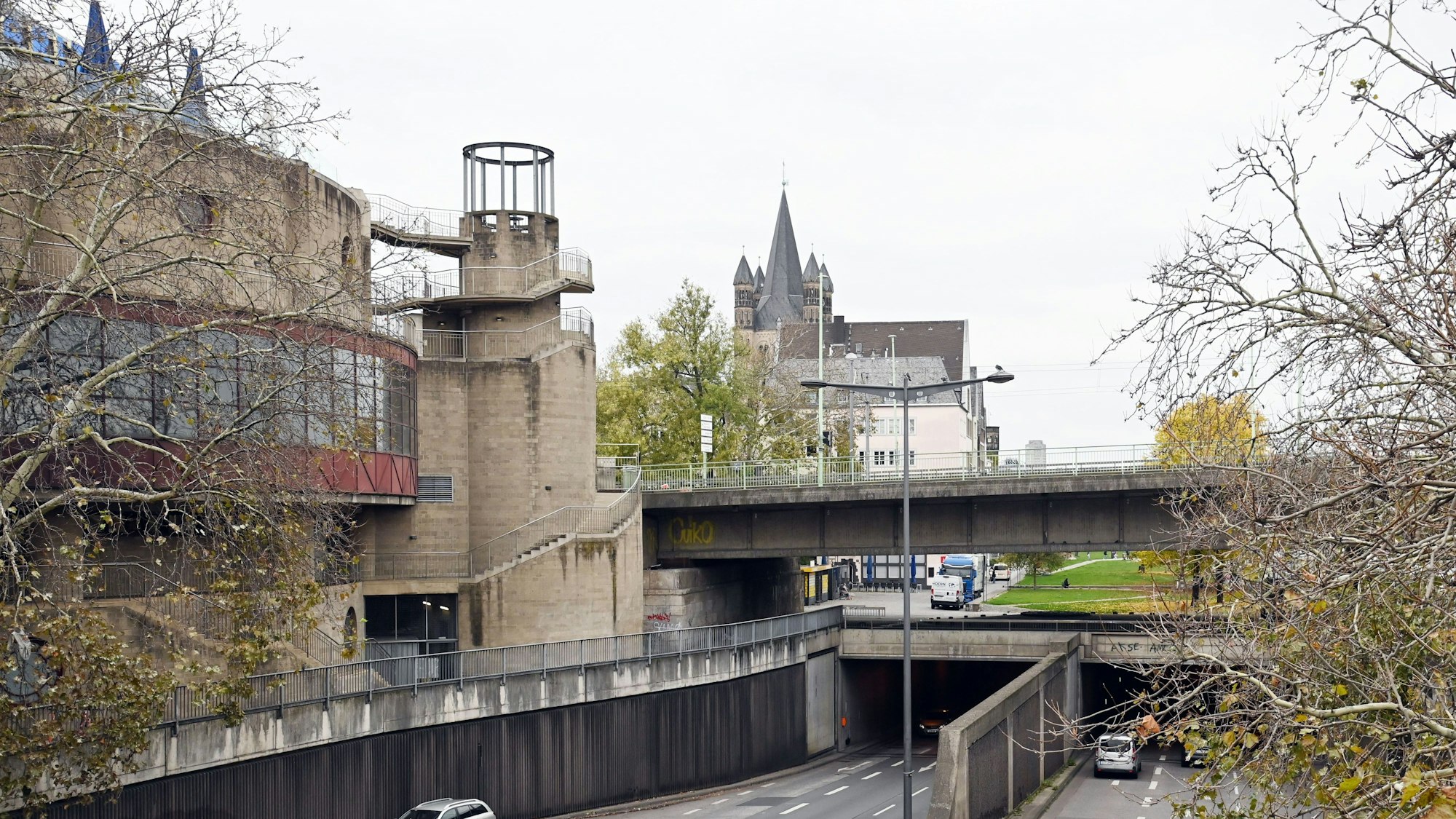 Auf dem Turm am Maritim-Hotel soll das Flügelauto des Künstlers HA Schult platziert werden.