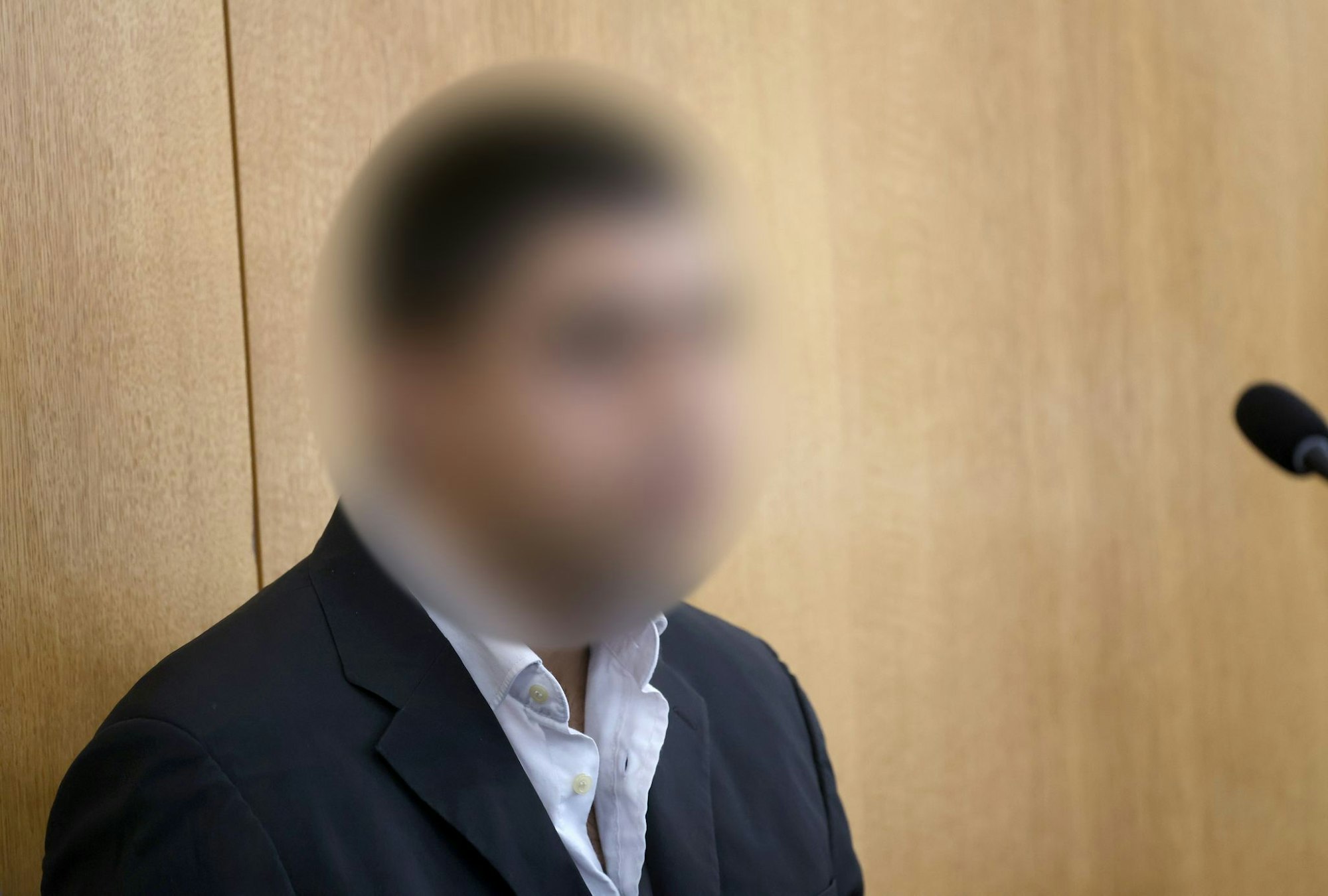 Der Beschuldigte kann sich nach Worten seines Verteidigers nur diffus an die Tat erinnern.