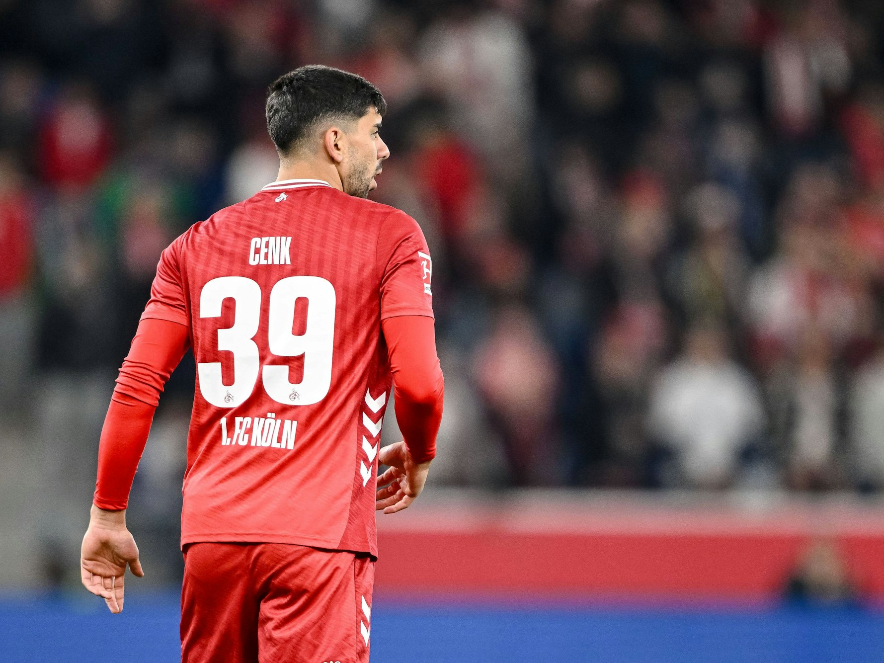Cenk Özkacar trägt das Trikot mit der Rückennummer 39.