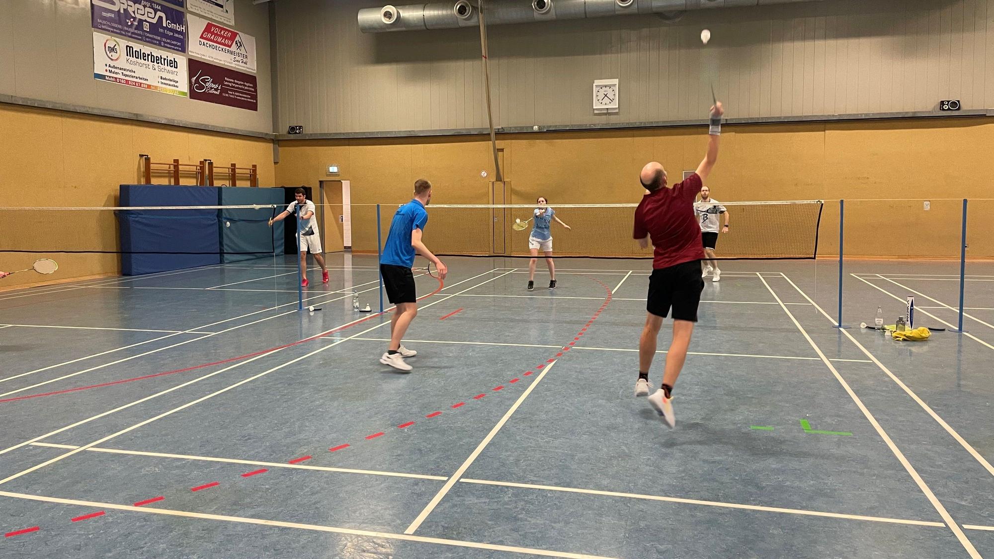Die Badminton-Mannschaft des TV Witzhelden im Training.