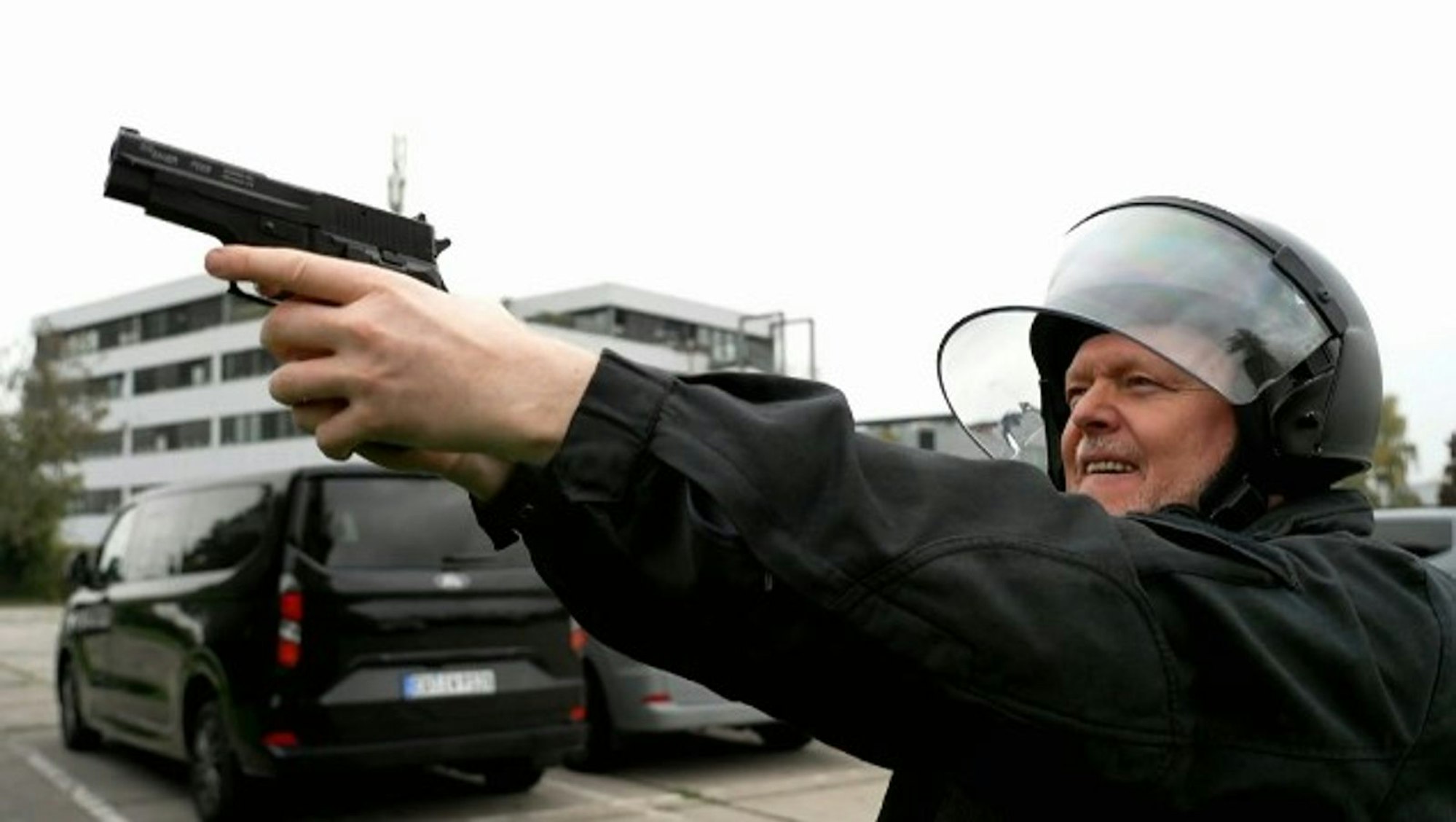 Stefan Raab zeigt in seiner Show, wie man unerwünschte Drohnen am besten abwehrt. (Bild: RTL)