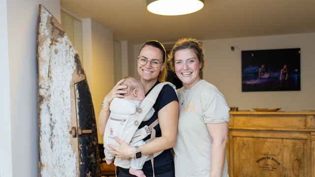 Sie tanzen mit Baby in der Trage: Teilnehmerin Jessica Arnold (l.) und Tanzlehrerin Carolin Schwope (r.)