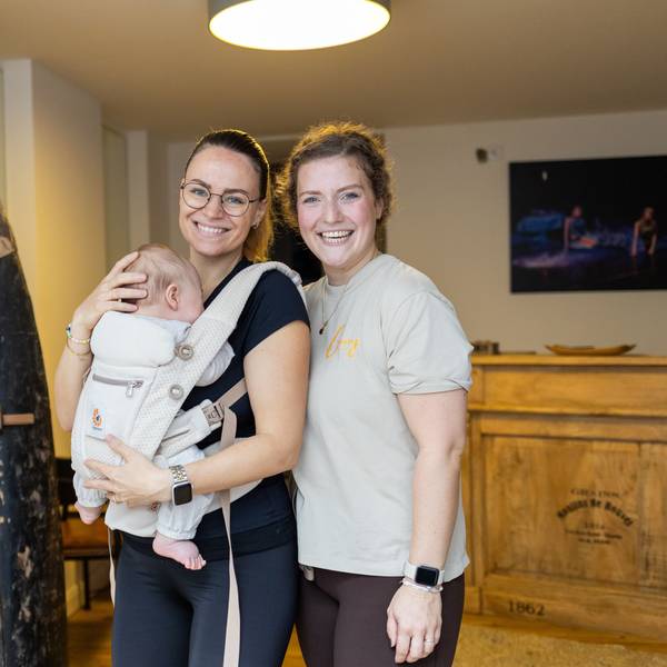 Sie tanzen mit Baby in der Trage: Teilnehmerin Jessica Arnold (l.) und Tanzlehrerin Carolin Schwope (r.)