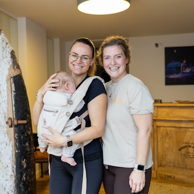 Sie tanzen mit Baby in der Trage: Teilnehmerin Jessica Arnold (l.) und Tanzlehrerin Carolin Schwope (r.)