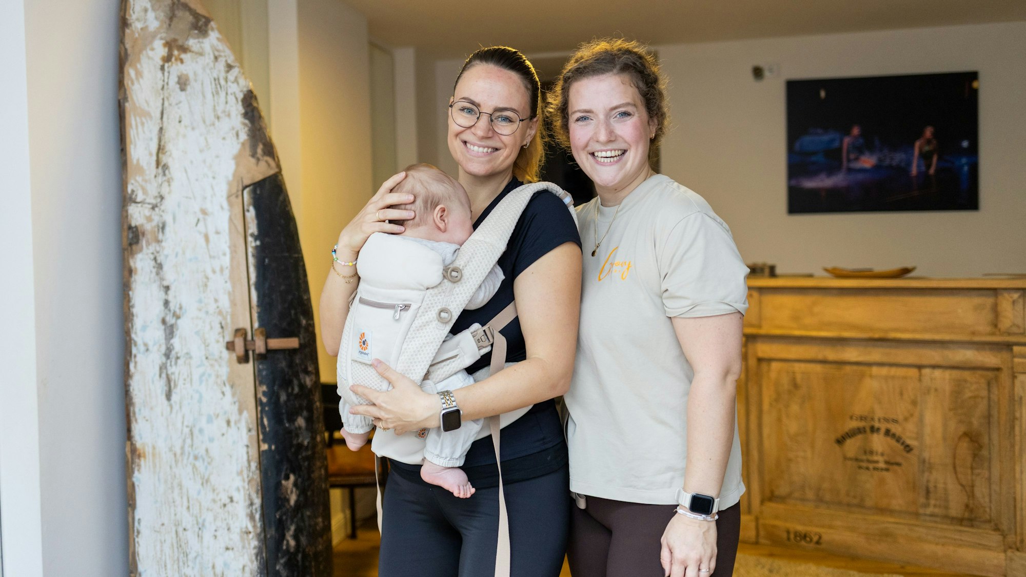 Sie tanzen mit Baby in der Trage: Teilnehmerin Jessica Arnold (l.) und Tanzlehrerin Carolin Schwope (r.)