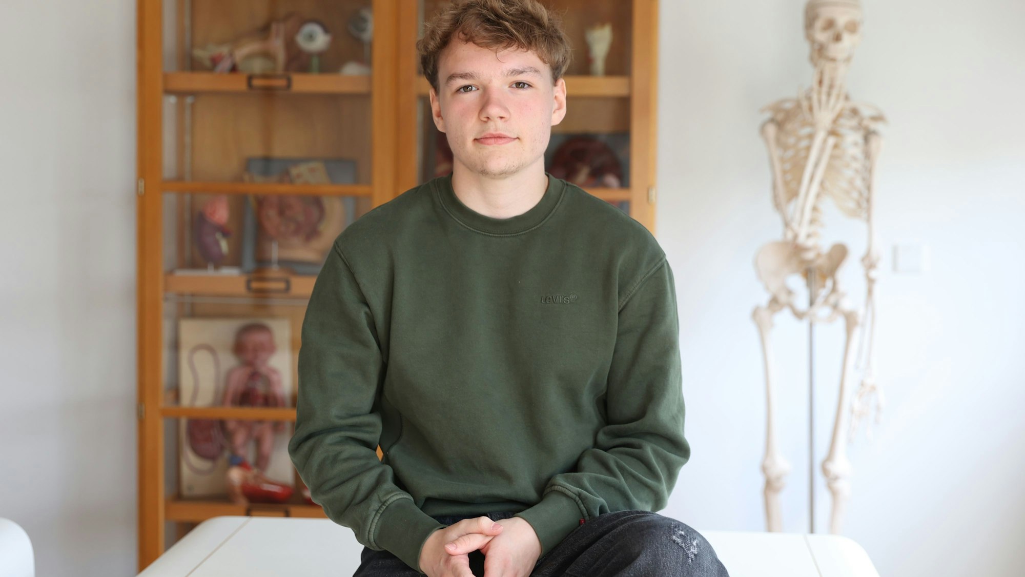 25.08.2025
Köln:
Pflegenotstand - und nun? Auszubildende, die an der Uniklink gerade ihre Ausbildung zur Pflegefachkraft gestartet haben, haben sich intensiv mit ihrem Berufsbild beschäftigt und erzählen davon. Warum haben sie selbst den Beruf gewählt und was sagen andere darüber. Dazu aktuelle Zahlen von IT NRW.
Lukas Vosen
Foto: Martina Goyert