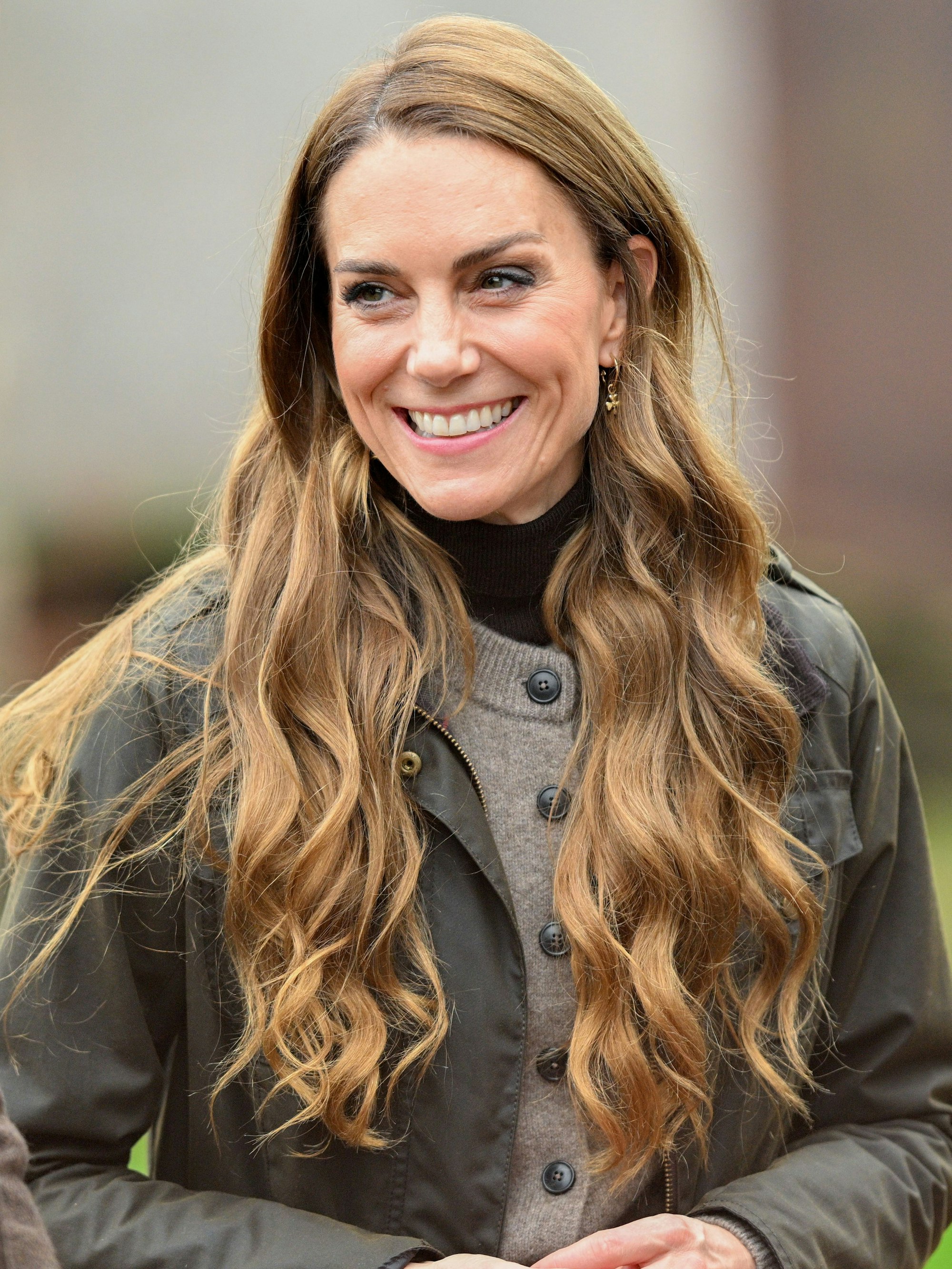 Kate Middleton lächelt bei ihrem Besuch des Familienbetriebs Mallon Linen in Nordirland, der sich für eine transparente Leinenproduktion einsetzt.