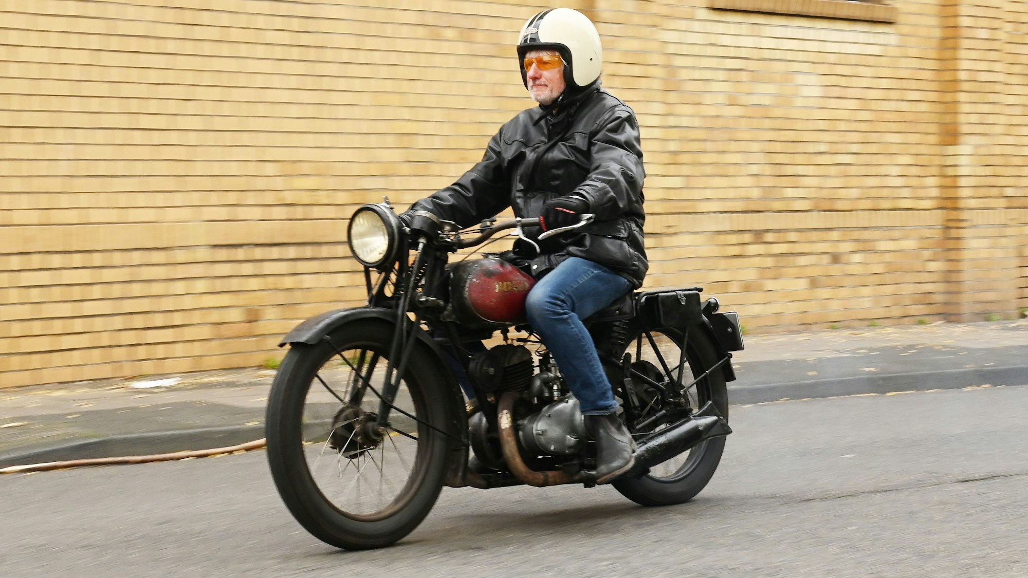 Laut knatternd fährt Jürgen Becker mit seiner Maschine vor.