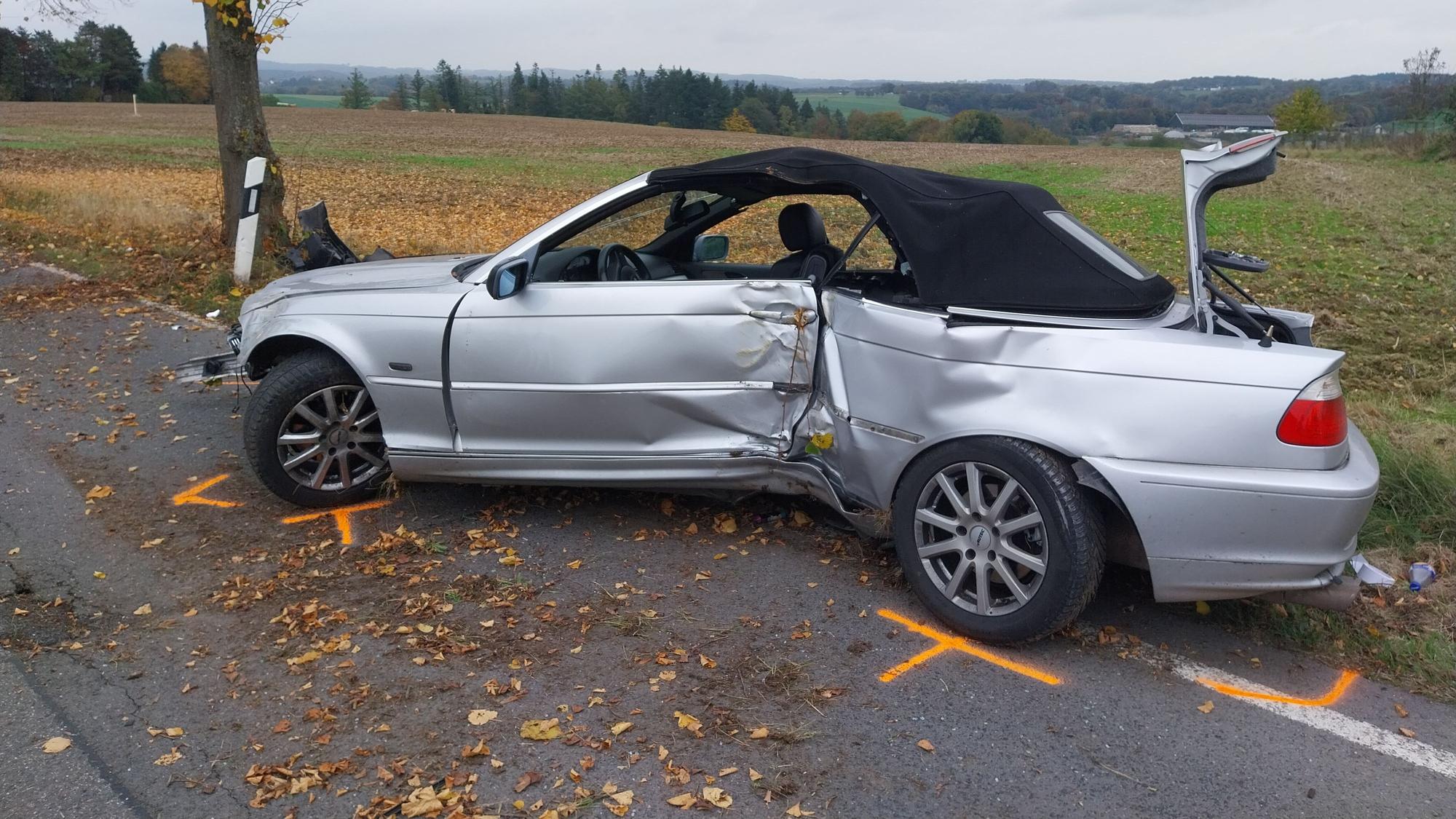Der BMW prallte in Hennef gegen einen Baum. Drei Personen wurden leicht verletzt.