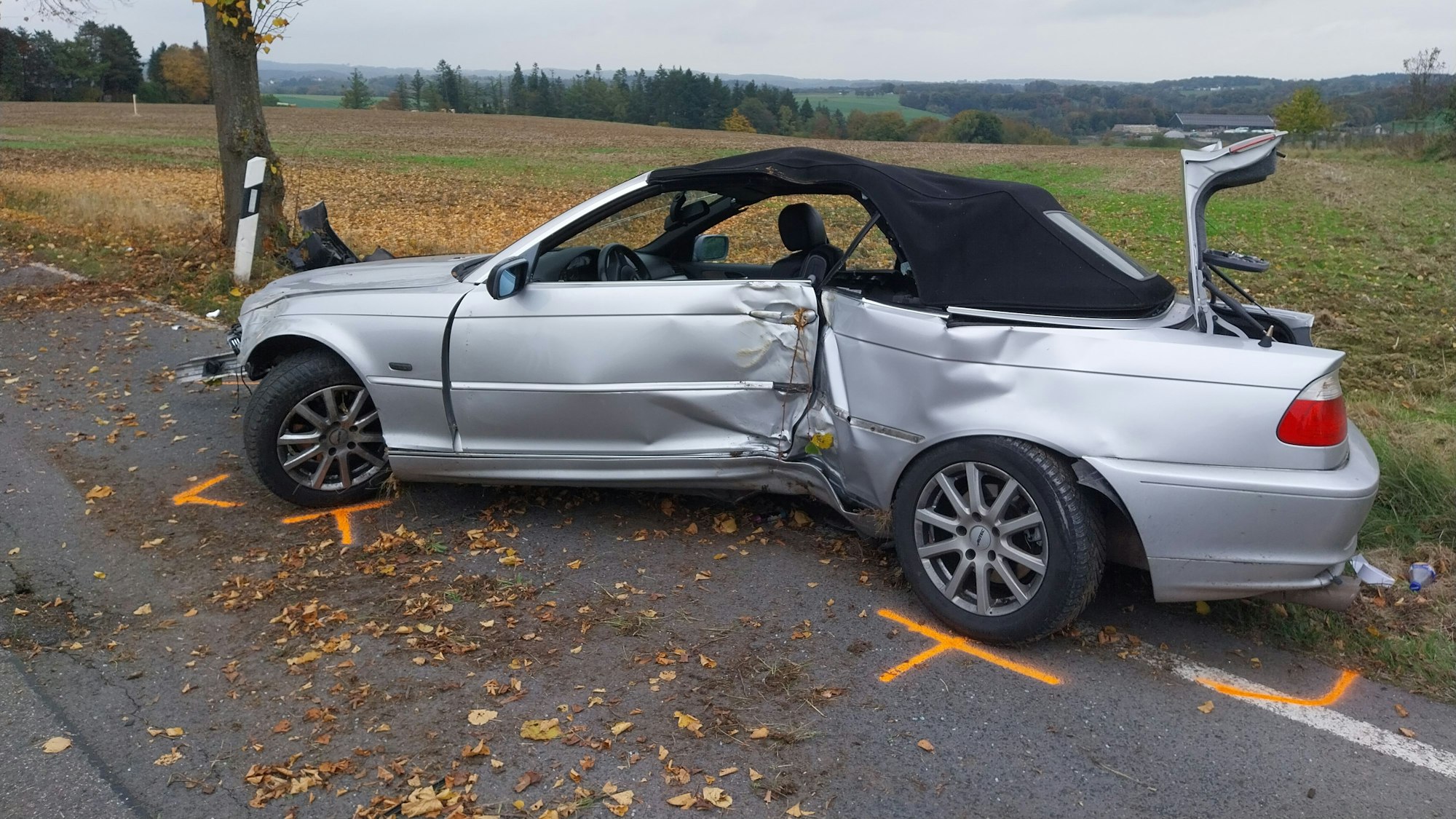 Der BMW prallte in Hennef gegen einen Baum. Drei Personen wurden leicht verletzt.