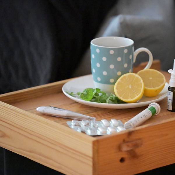 Die Zahl der Corona-Erkrankungen steigt wieder (Symbolbild mit Teetasse, Tabletten und Nasenspray)