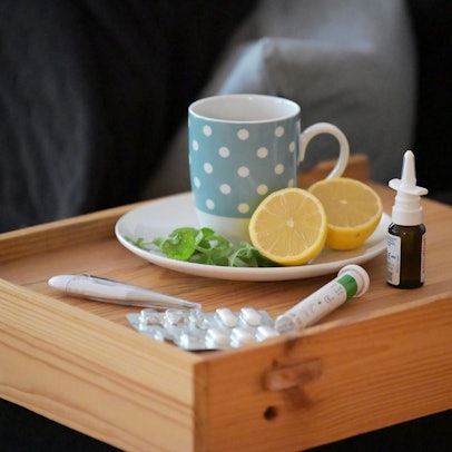 Die Zahl der Corona-Erkrankungen steigt wieder (Symbolbild mit Teetasse, Tabletten und Nasenspray)