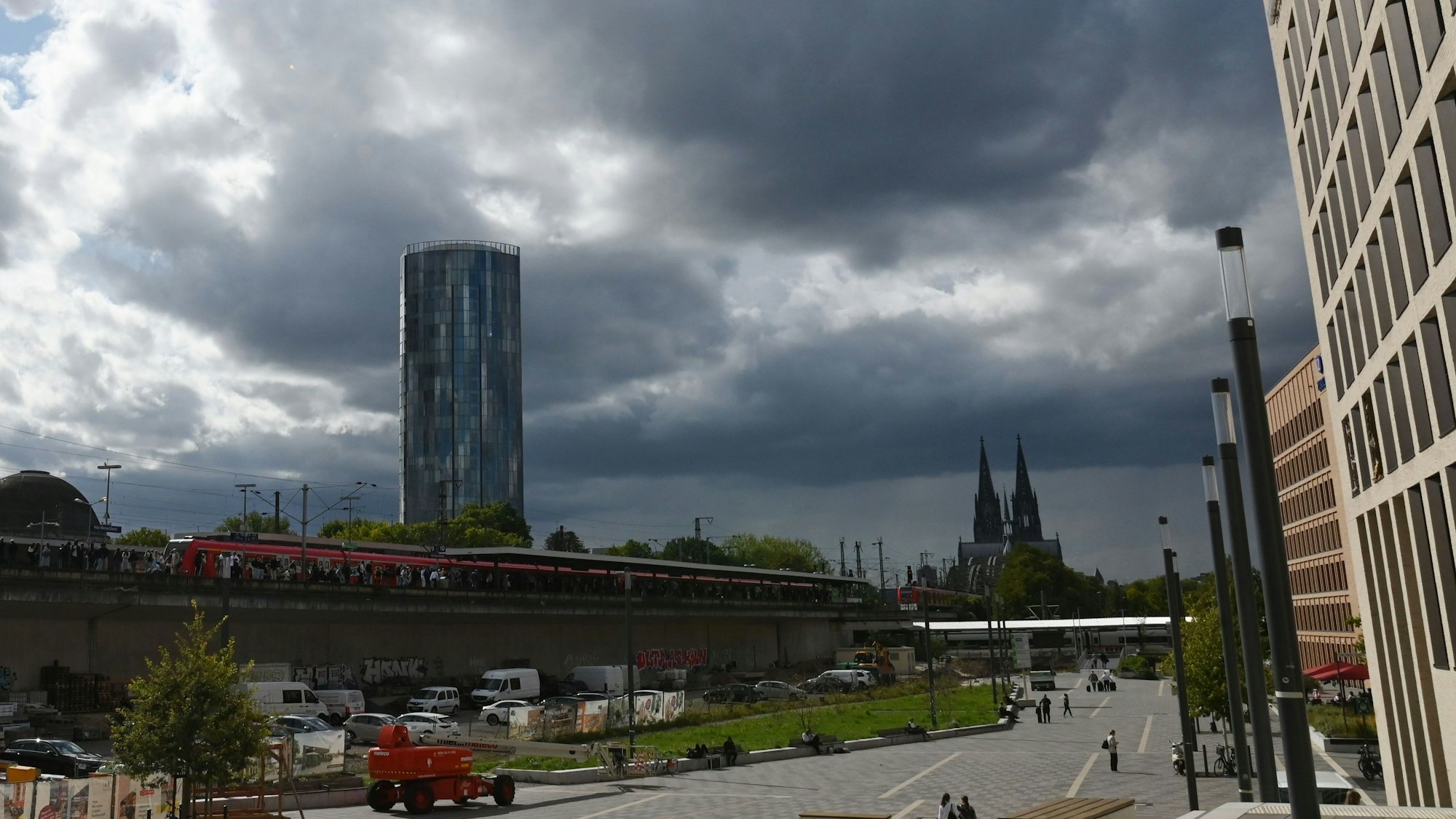 Der LVR Turm gleicht einer überdimensionalen Keksdose, findet Autor Peter Berger.