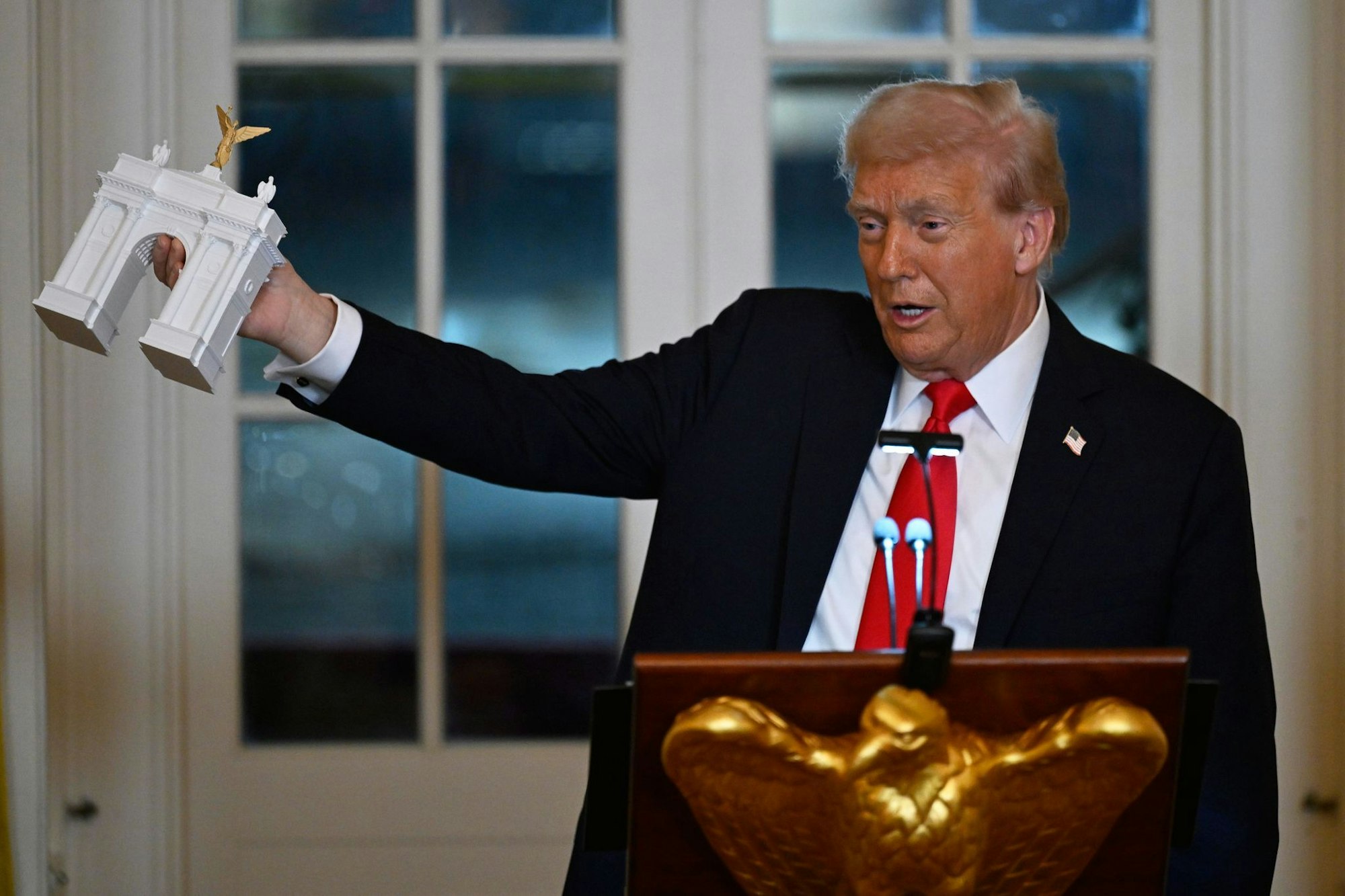 Trump stellte bei einem Spendendinner ein Modell für einen Triumphbogen in der US-Hauptstadt Washington vor.