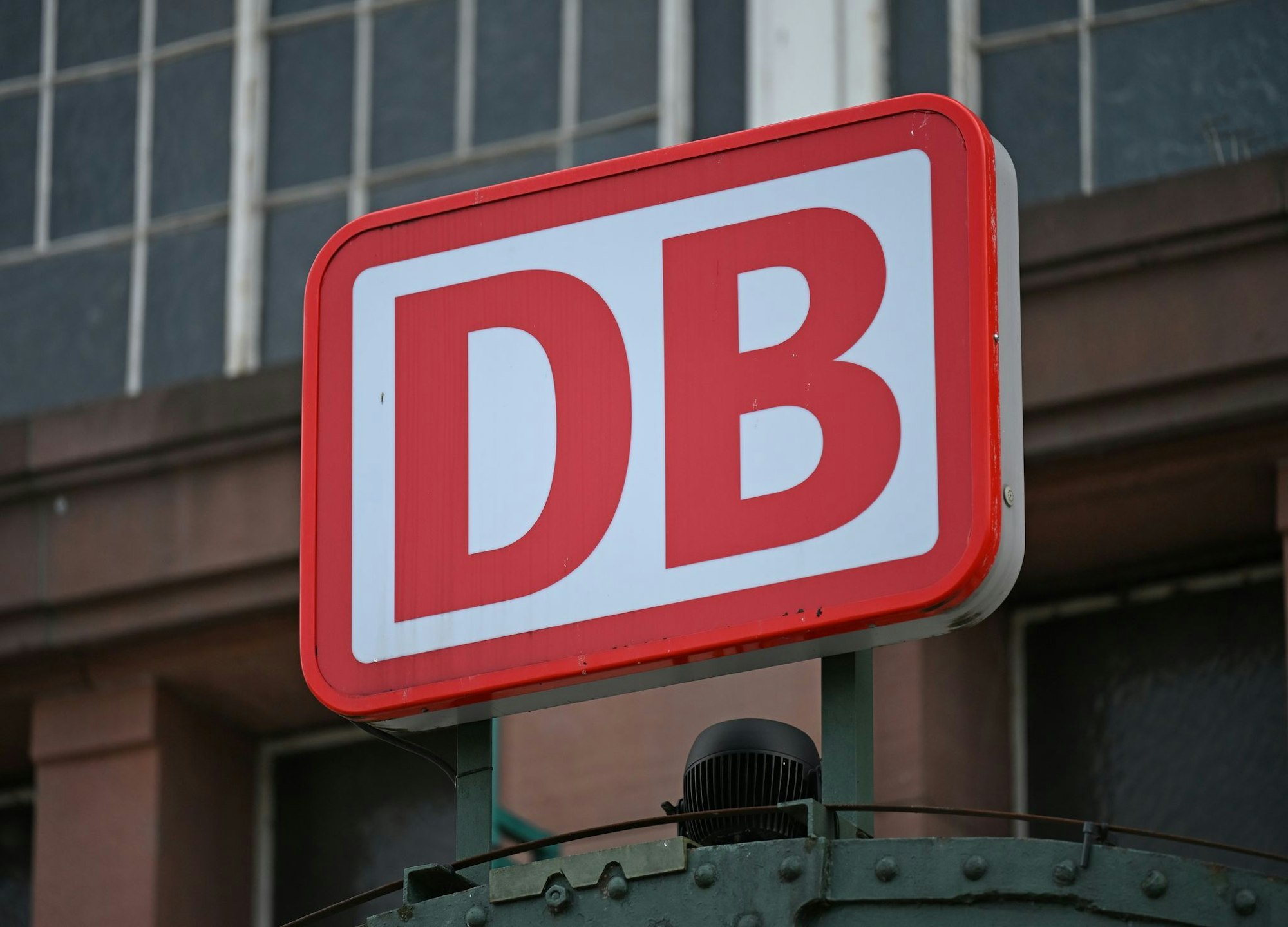 Für zwei Wochen wird die Strecke Emmerich-Oberhausen gesperrt (Symbolbild)