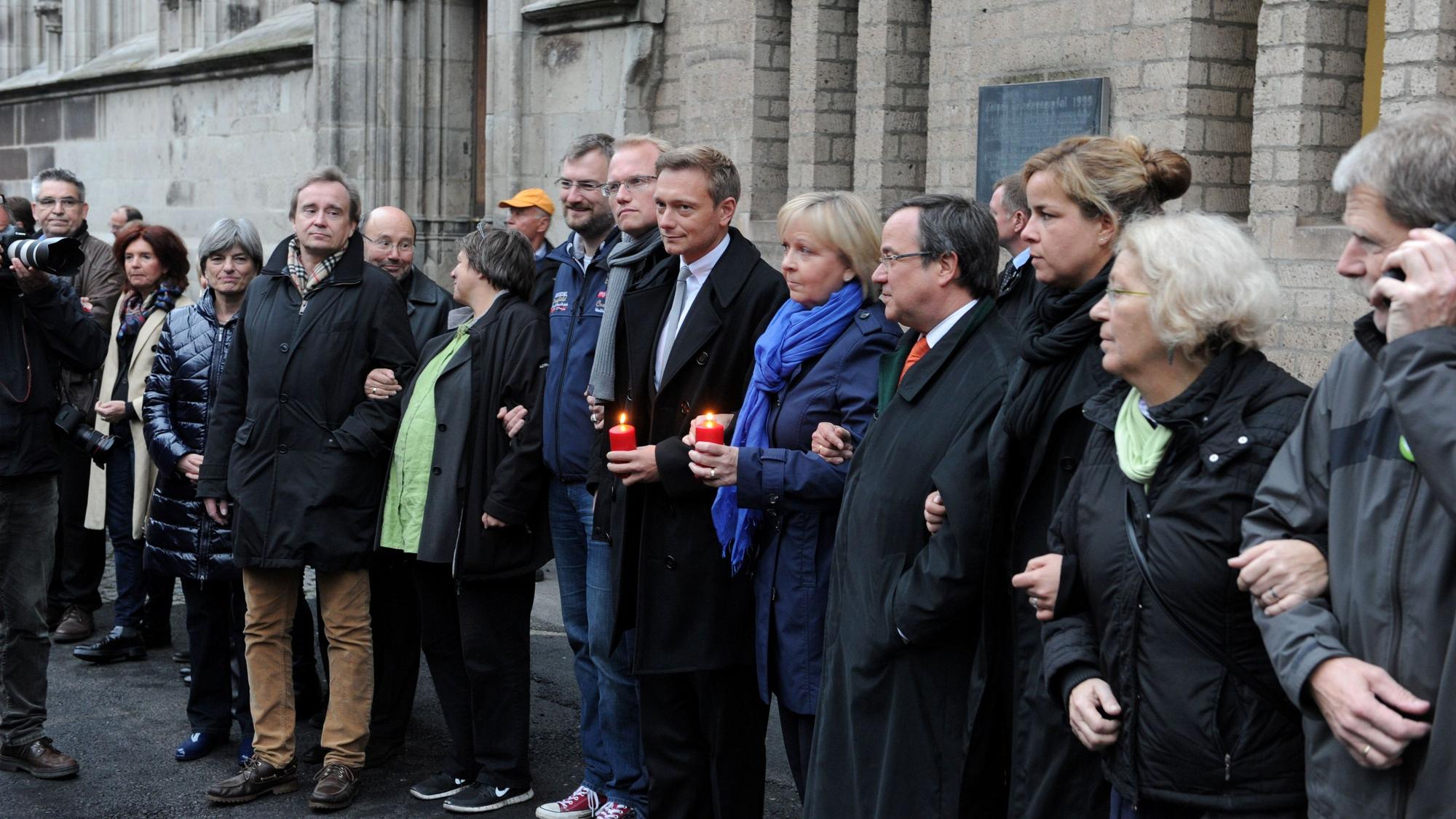 menschenkette nach dem attentat auf henriette reker
am rathaus u.a. kraft, laschet, lindner, roters
20151017 köln