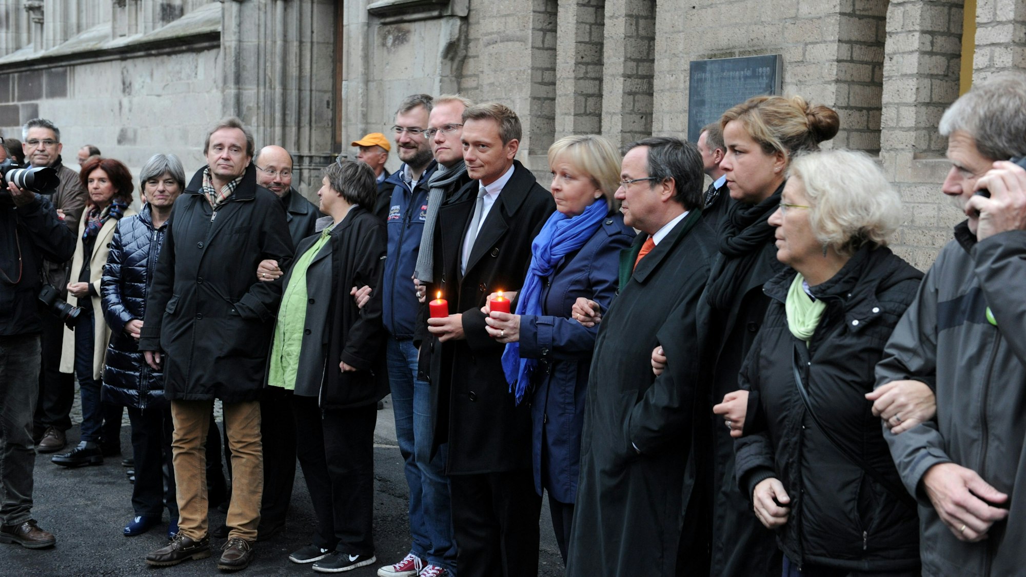 menschenkette nach dem attentat auf henriette reker
am rathaus u.a. kraft, laschet, lindner, roters
20151017 köln
