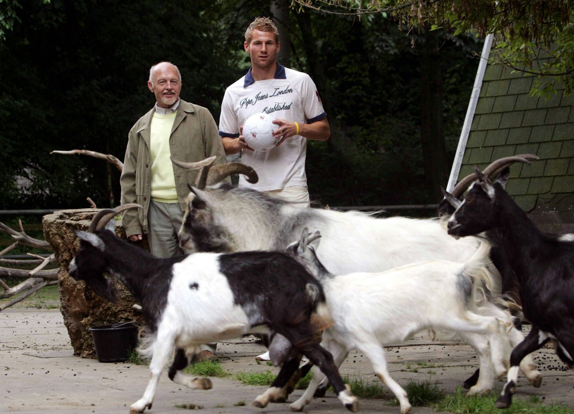 2005 mit FC-Spieler Lukas Sinkiewicz aus Anlass einer Geißbockausstellung