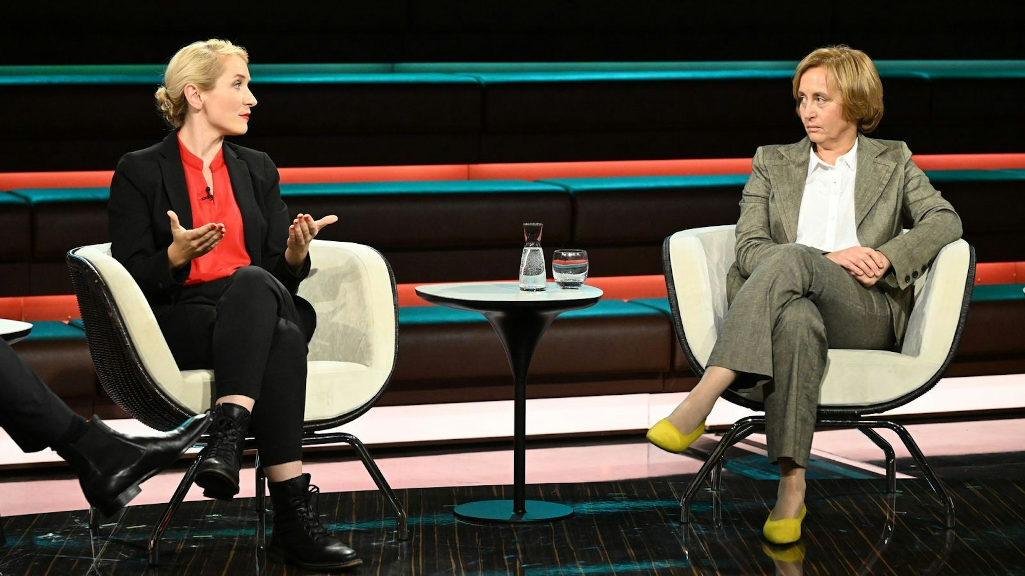 Linken-Chefin Ines Schwerdtner (links) teilte am Mittwochabend aus und bezeichnete die Politik der AfD als „menschenverachtend“. (Bild: Cornelia Lehmann, ZDF)