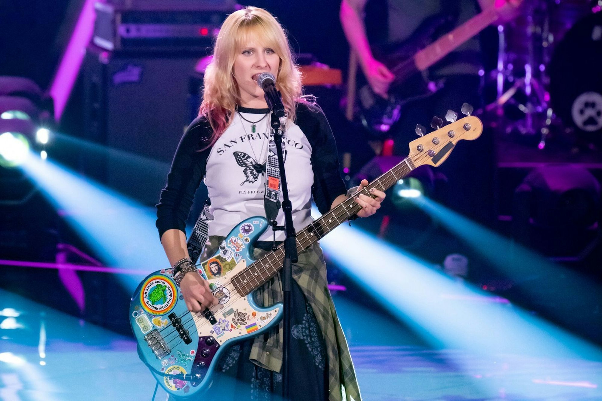 Rockröhre Julia arbeitet hart für ihre Musik und haut bei „Heartbreaker“ von Pat Benatar einen raus. (Bild: Joyn/ Claudius Pflug)