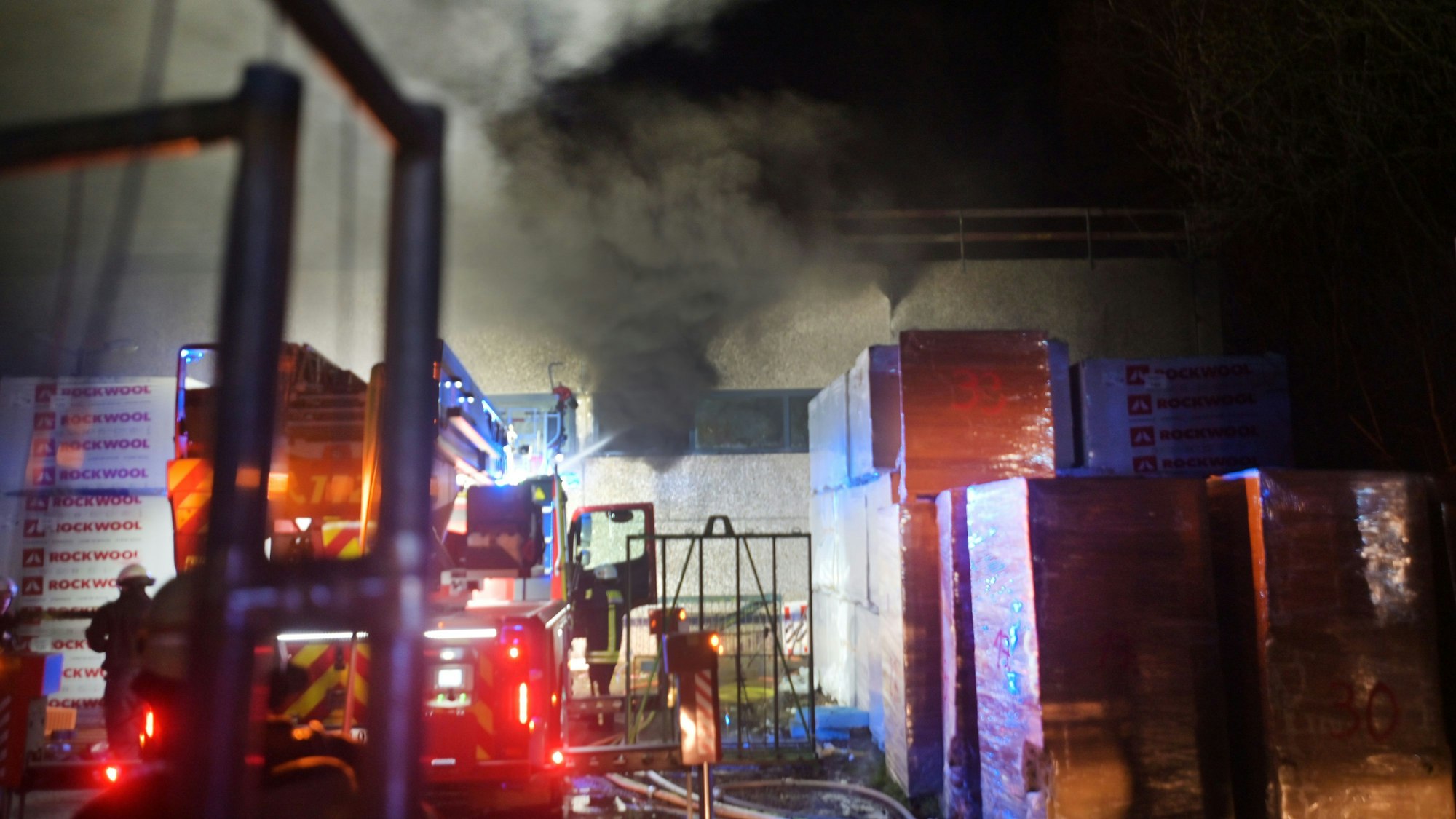 Feuerwehr im Einsatz an der Gesamtschule Schlebusch