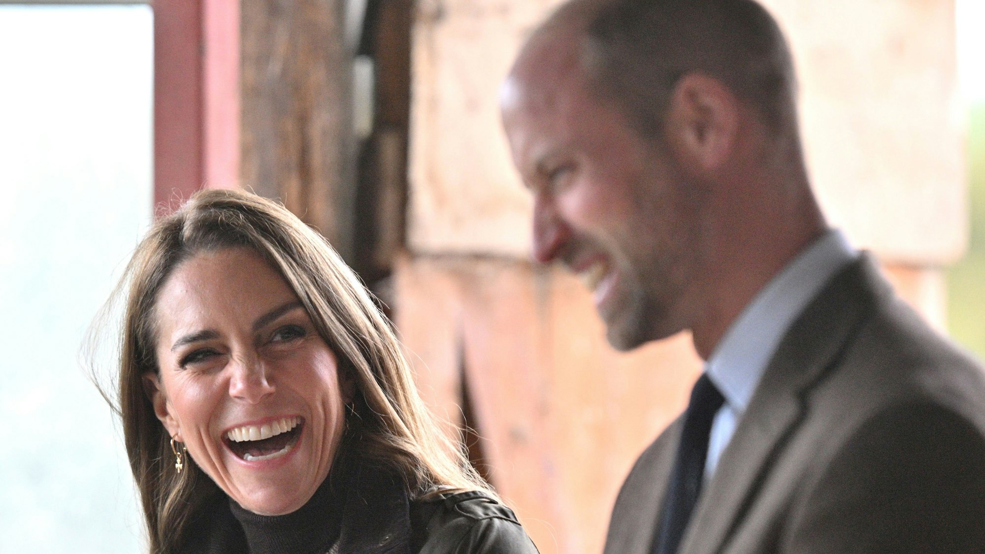 Kate und William lachen beim Besuch des Familienbetriebs Mallon Linen in Nordirland, der eine transparente Lieferkette für Flachs und Leinen aufbaut.