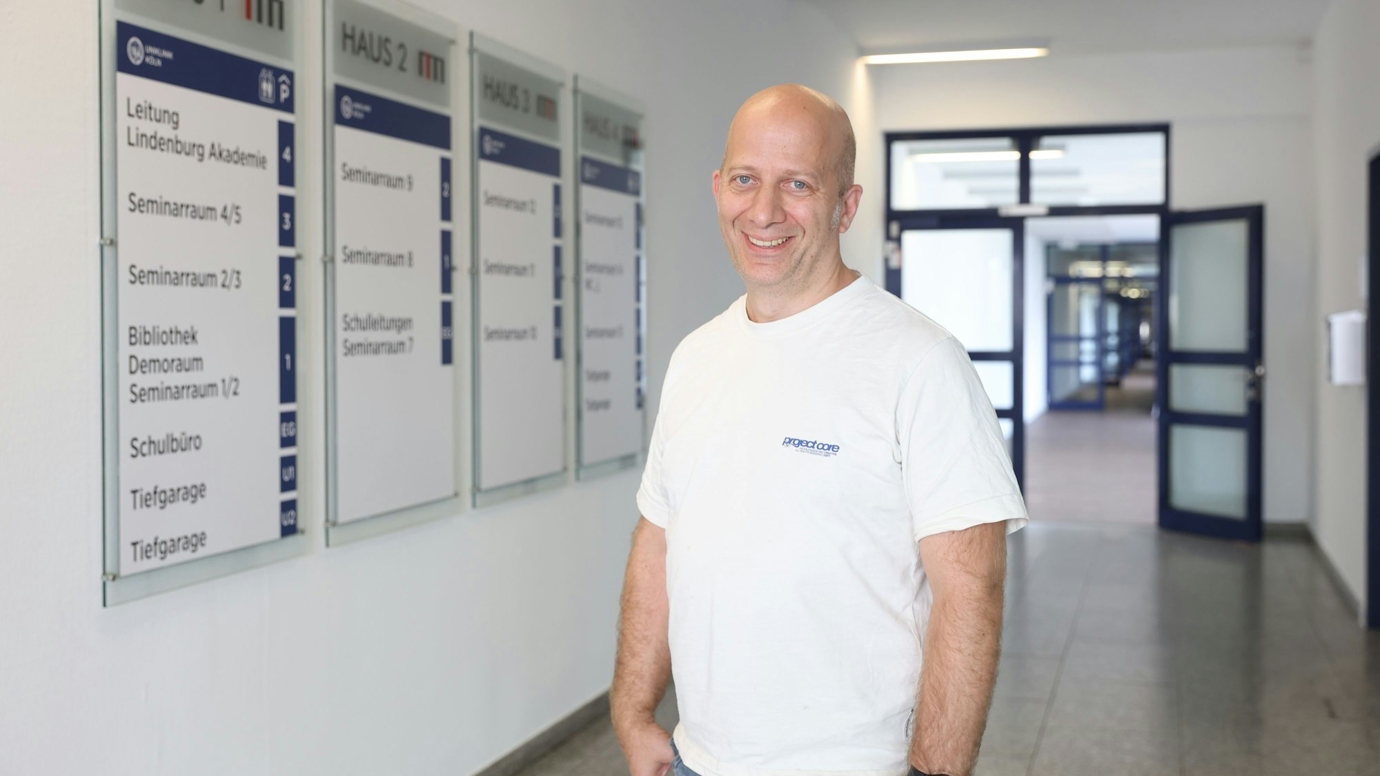 25.08.2025
Köln:
Pflegenotstand - und nun? Auszubildende, die an der Uniklink gerade ihre Ausbildung zur Pflegefachkraft gestartet haben, haben sich intensiv mit ihrem Berufsbild beschäftigt und erzählen davon. Warum haben sie selbst den Beruf gewählt und was sagen andere darüber. Dazu aktuelle Zahlen von IT NRW.
Sven Dannemann, Leiter der Schule
Foto: Martina Goyert