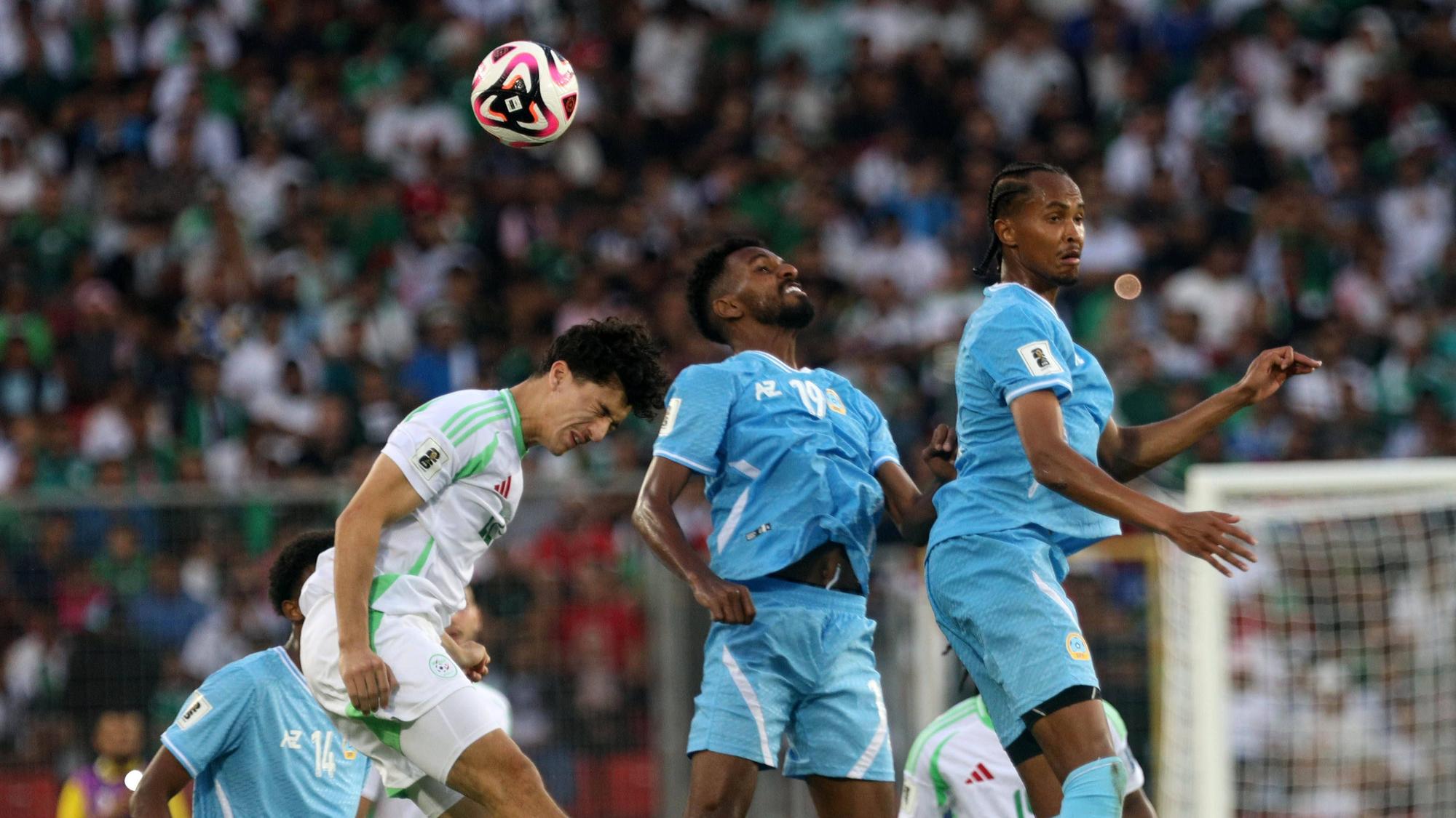 Algerie vs la Somalie qualification pour la Coupe du Monde de la Le joueur Algerien Ibrahim Maza L en action, lors du match de football des eliminatoires de la Coupe du Monde de la FIFA 2026 entre la Somalie et l Algerie a Oran, Algerie, le 09 octobre 2025 Photo By Billel Bensalem / APP oran Algerie Copyright: xAPPxAlgeriexPressxPhotosxBillelxBensalemx/xAPPx IMG_3349